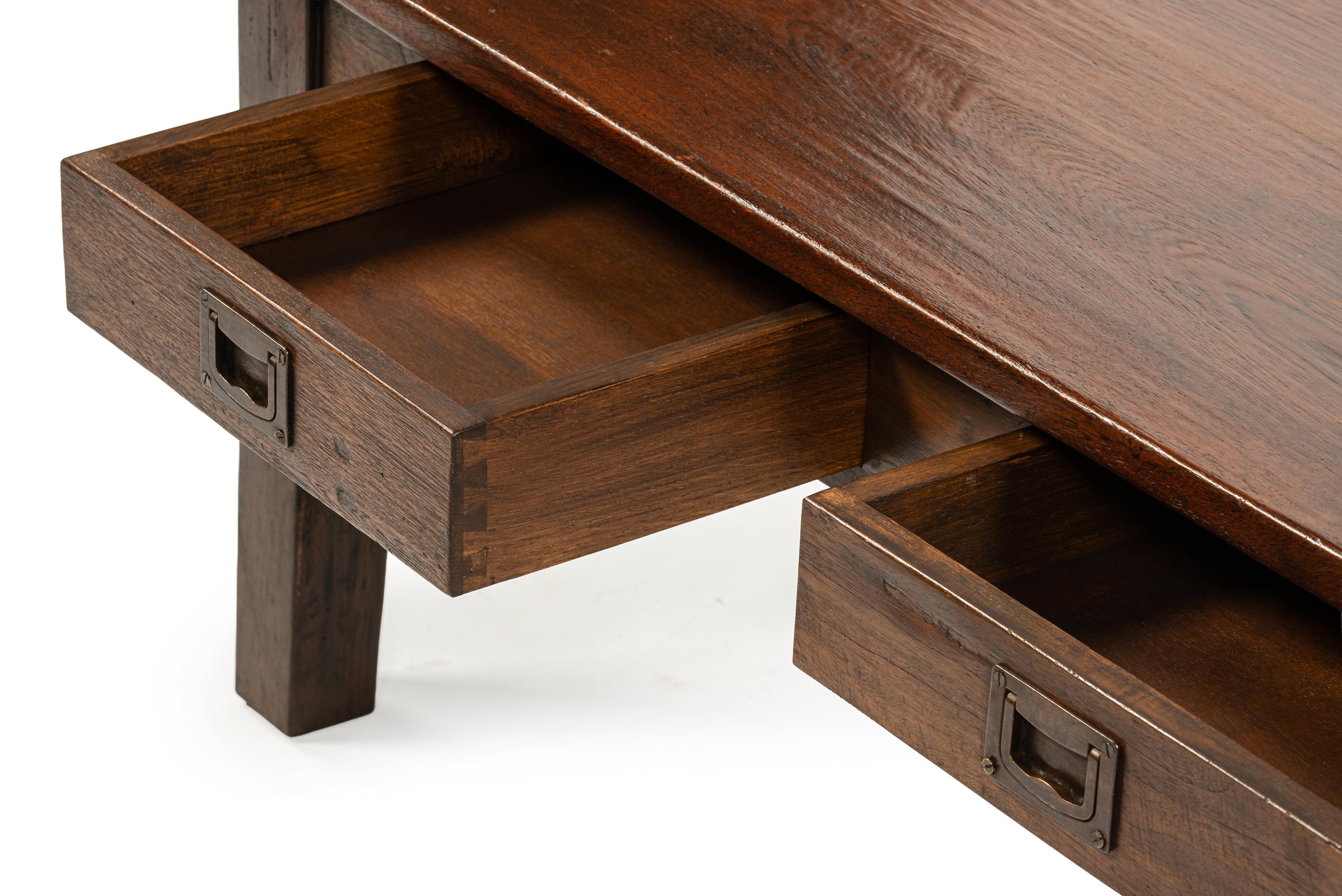 Antigua mesa de centro de teca marrón cálido de principios del siglo XX con cuatro cajones en venta 8