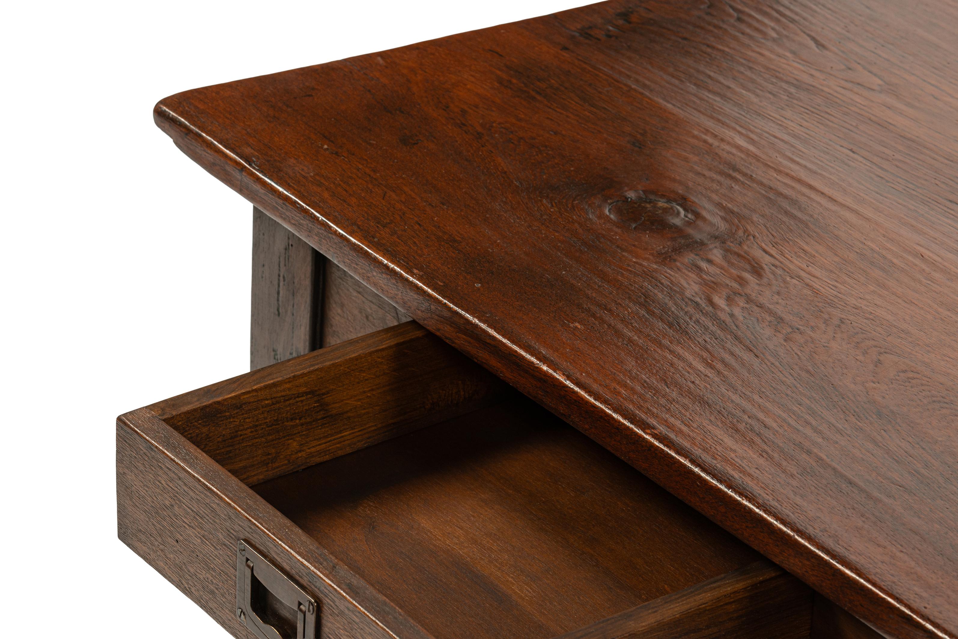 Antigua mesa de centro de teca marrón cálido de principios del siglo XX con cuatro cajones en venta 9