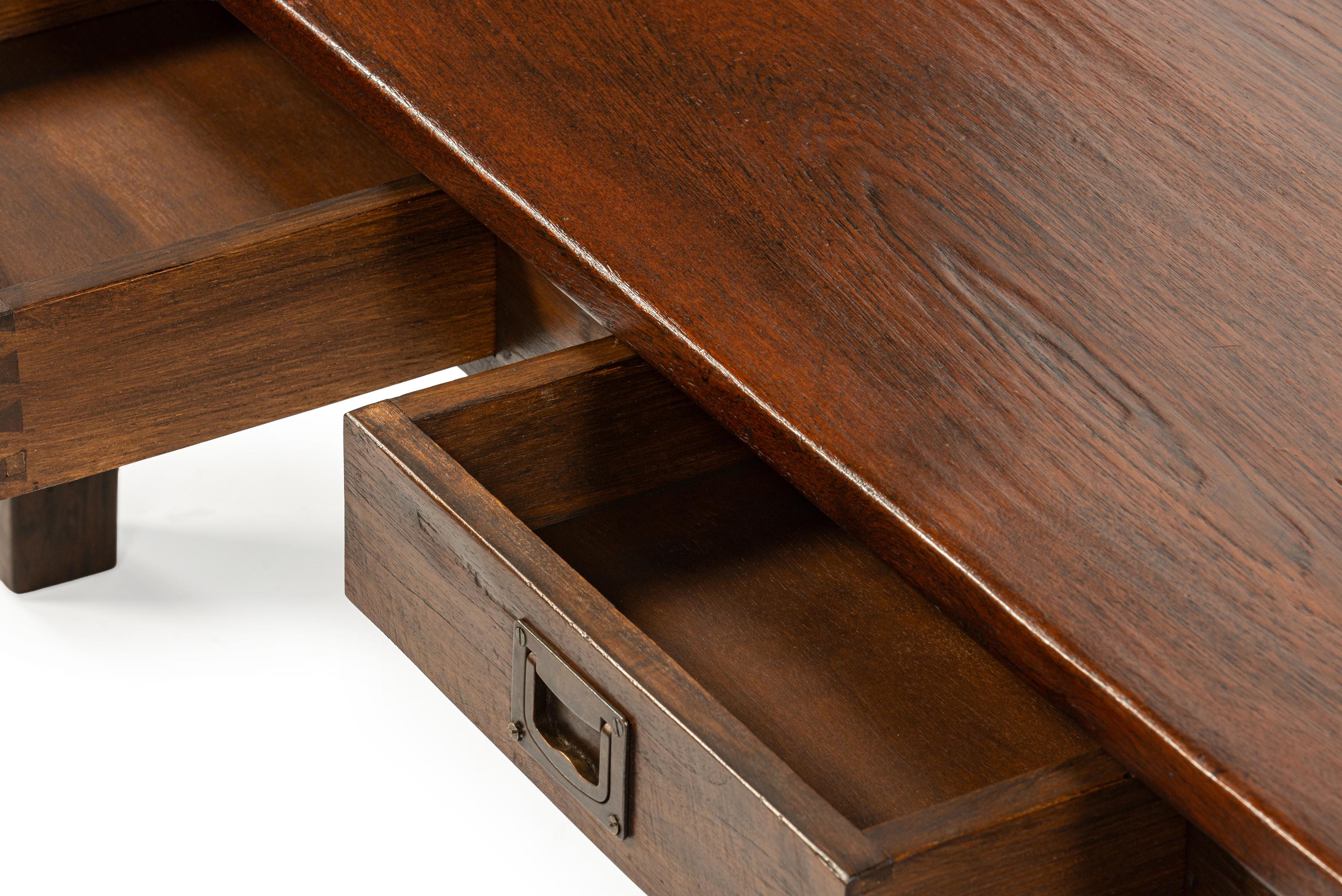 Antigua mesa de centro de teca marrón cálido de principios del siglo XX con cuatro cajones en venta 10