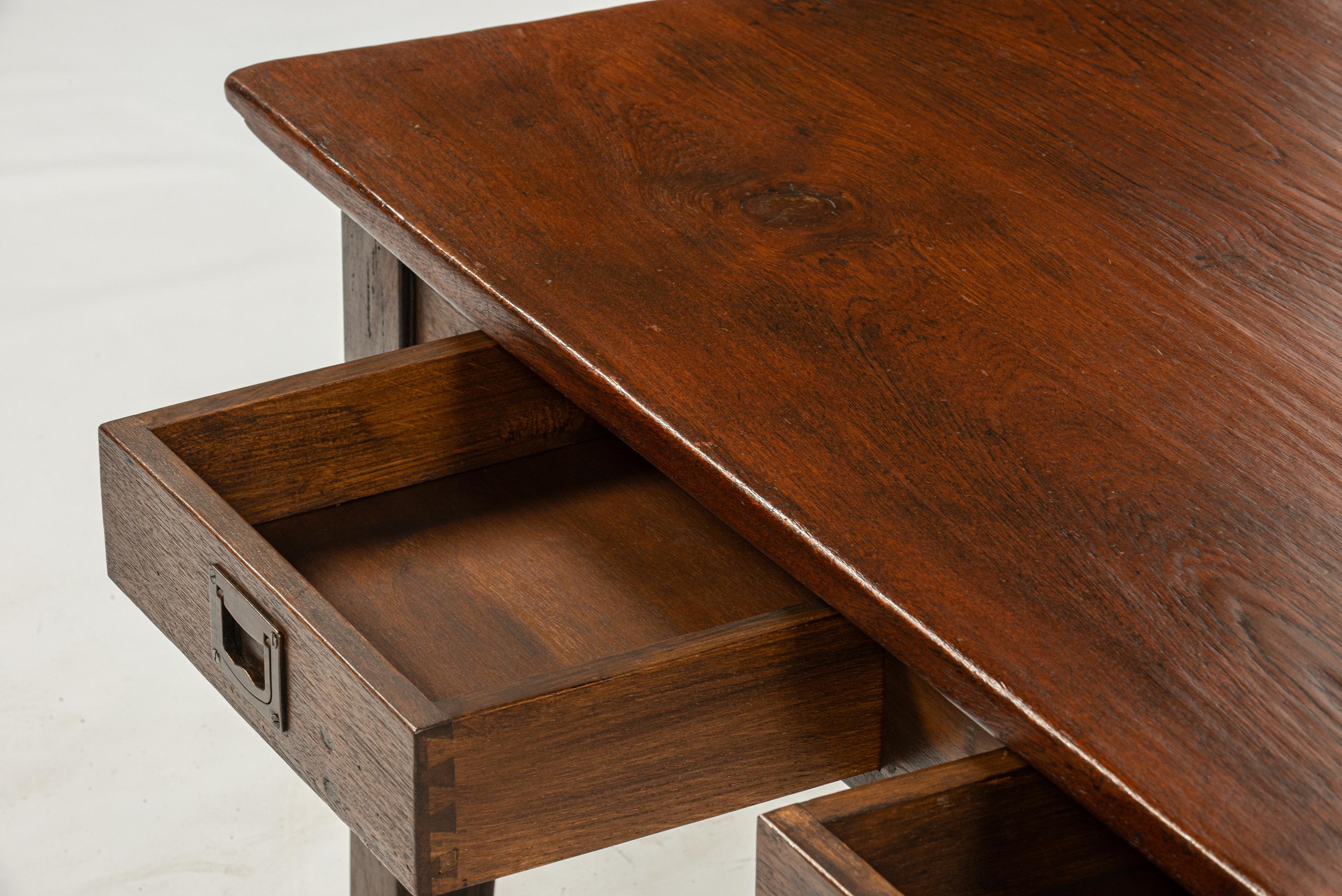 Antigua mesa de centro de teca marrón cálido de principios del siglo XX con cuatro cajones en venta 11