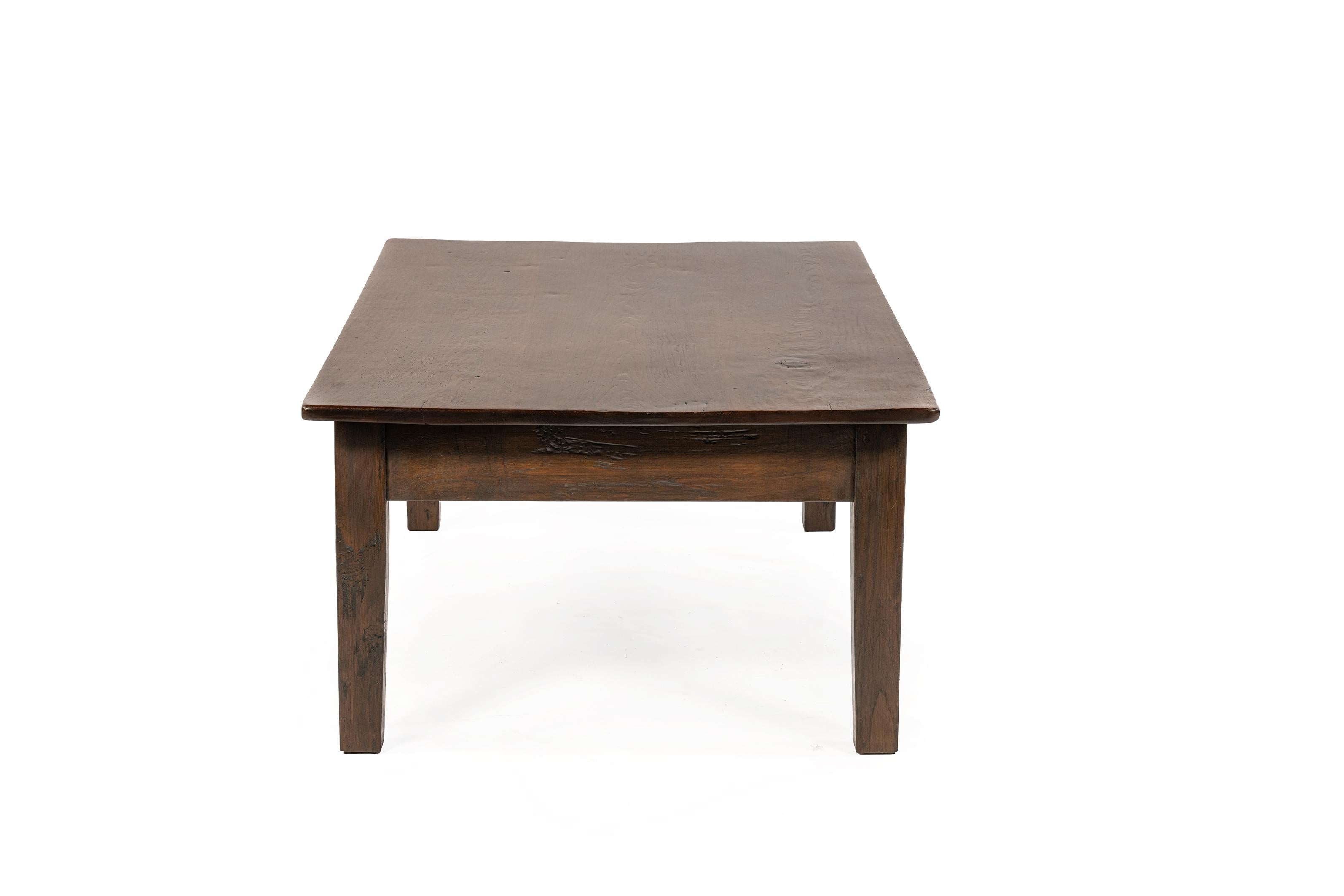 Antigua mesa de centro de teca marrón cálido de principios del siglo XX con cuatro cajones Indonesio en venta