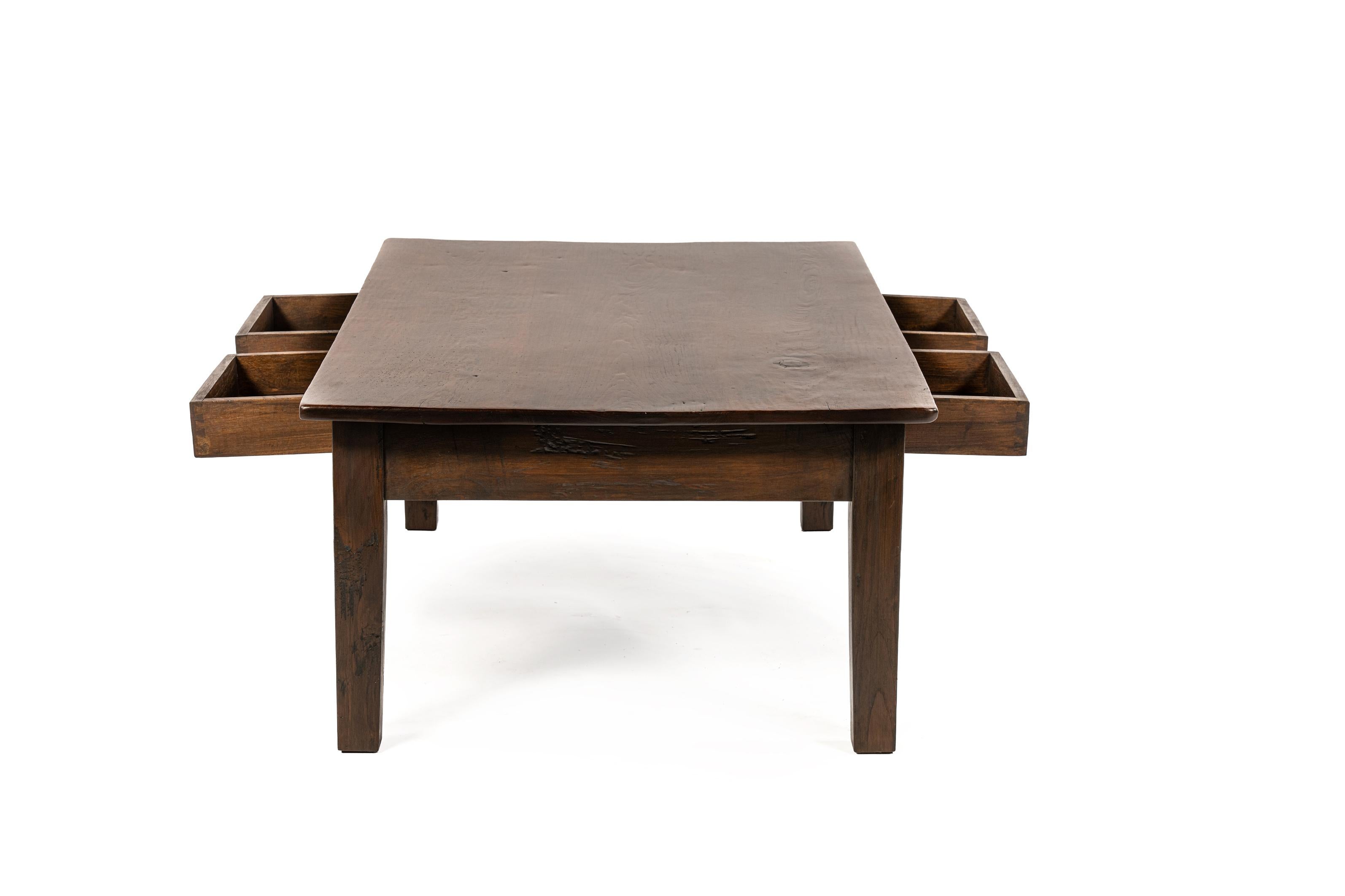 Antigua mesa de centro de teca marrón cálido de principios del siglo XX con cuatro cajones Pulido en venta