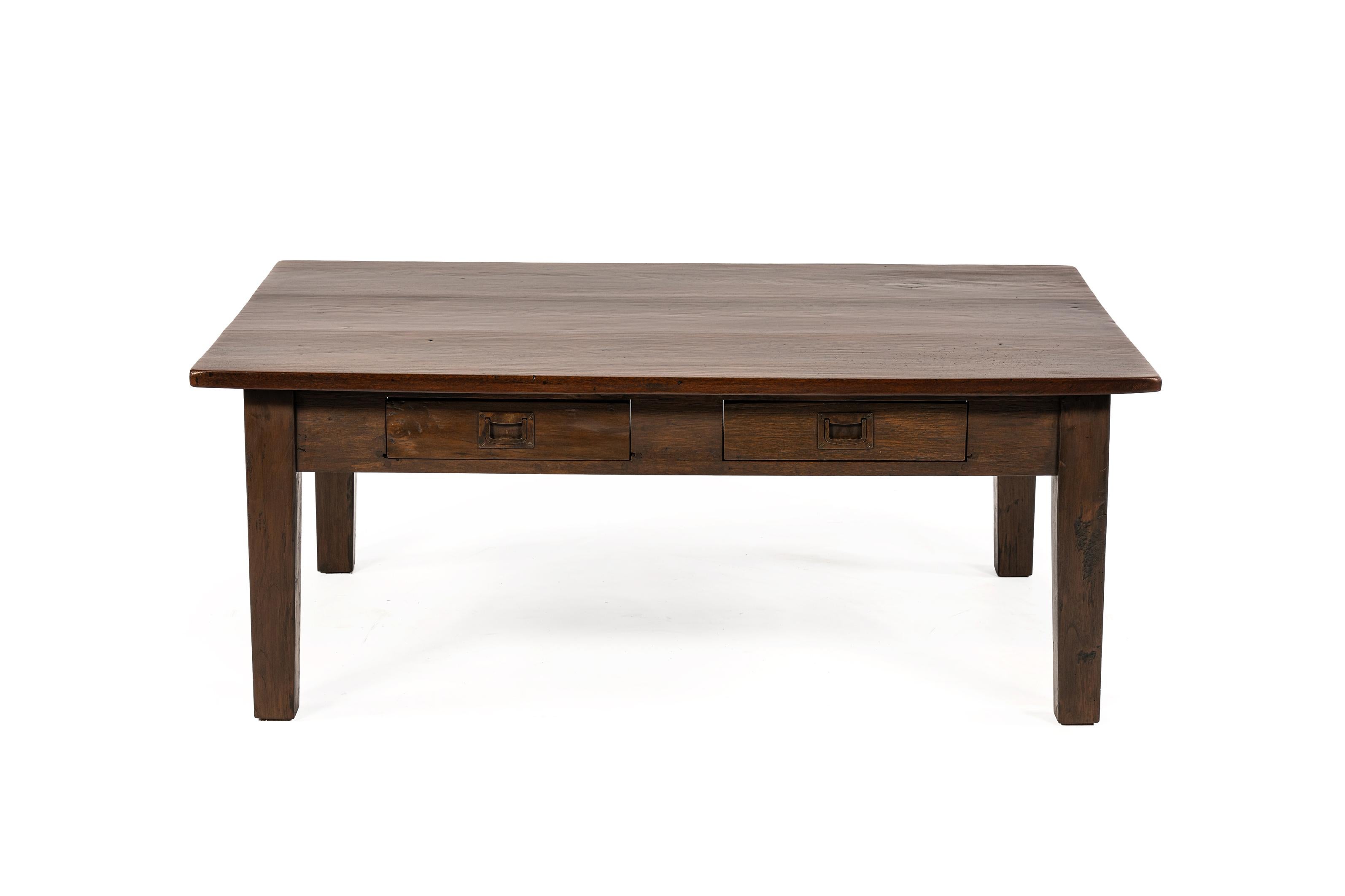 Antigua mesa de centro de teca marrón cálido de principios del siglo XX con cuatro cajones en Bueno estado para la venta en Casteren, NL