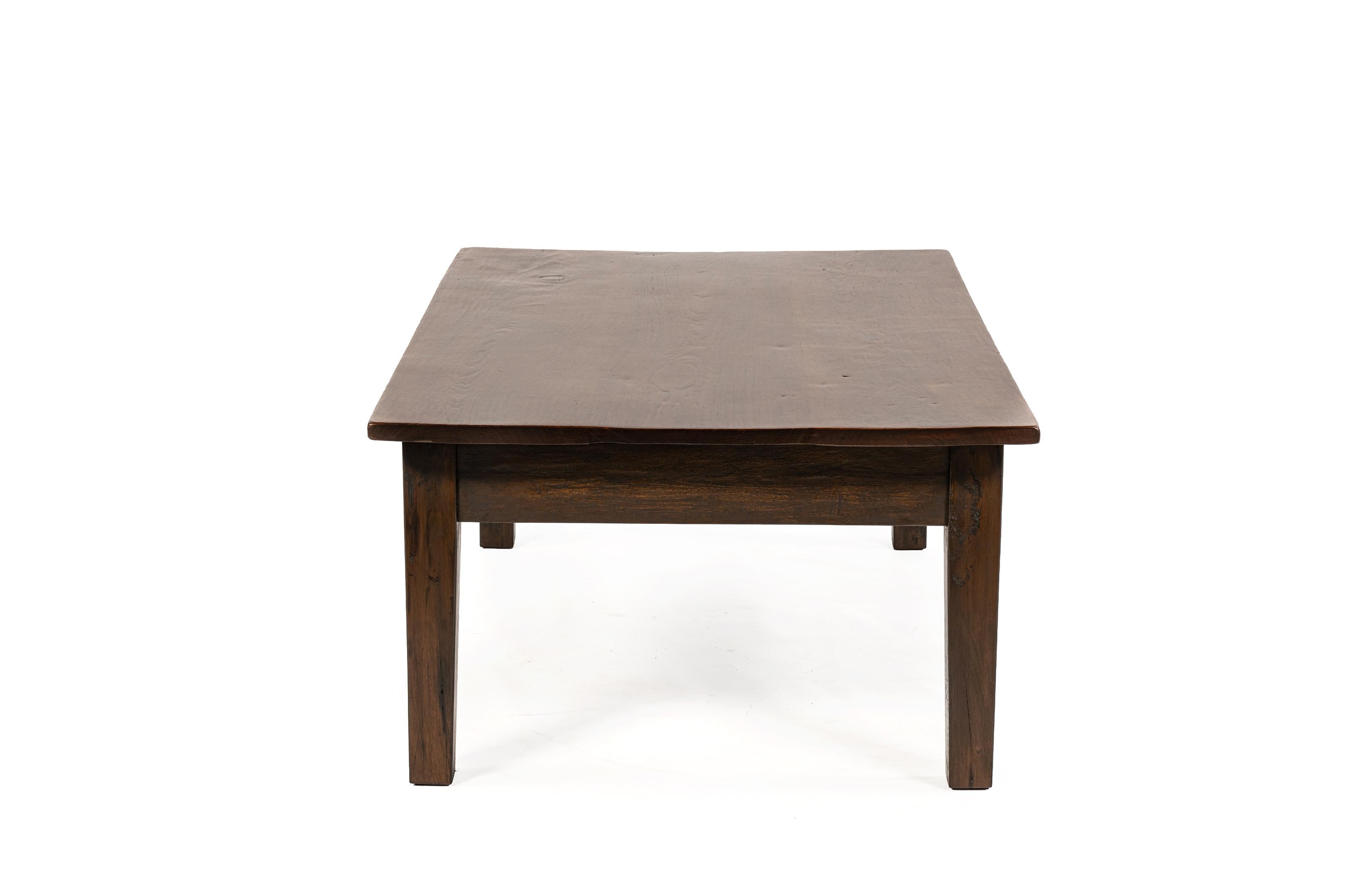 Antigua mesa de centro de teca marrón cálido de principios del siglo XX con cuatro cajones siglo XIX en venta