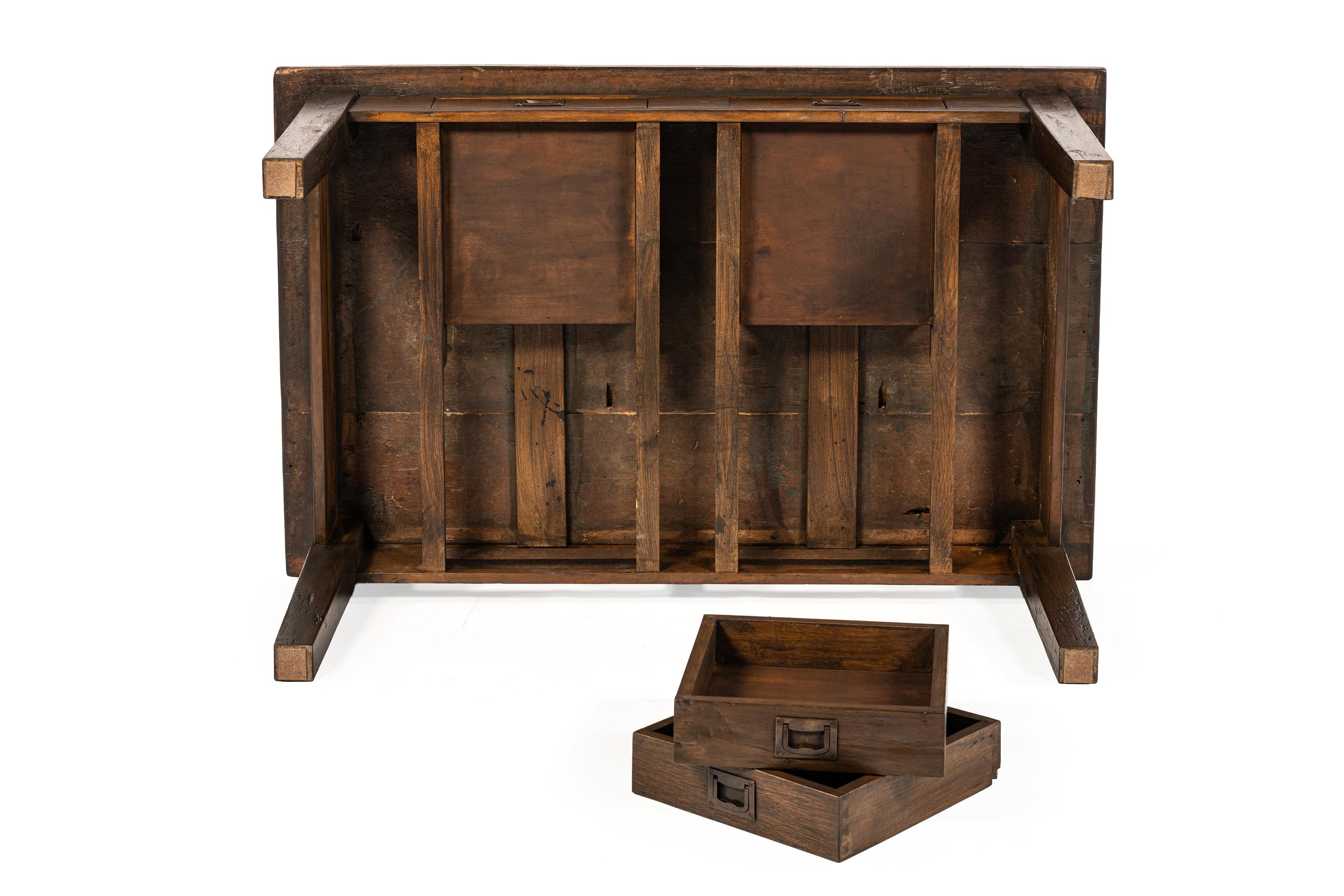 Antigua mesa de centro de teca marrón cálido de principios del siglo XX con cuatro cajones en venta 1