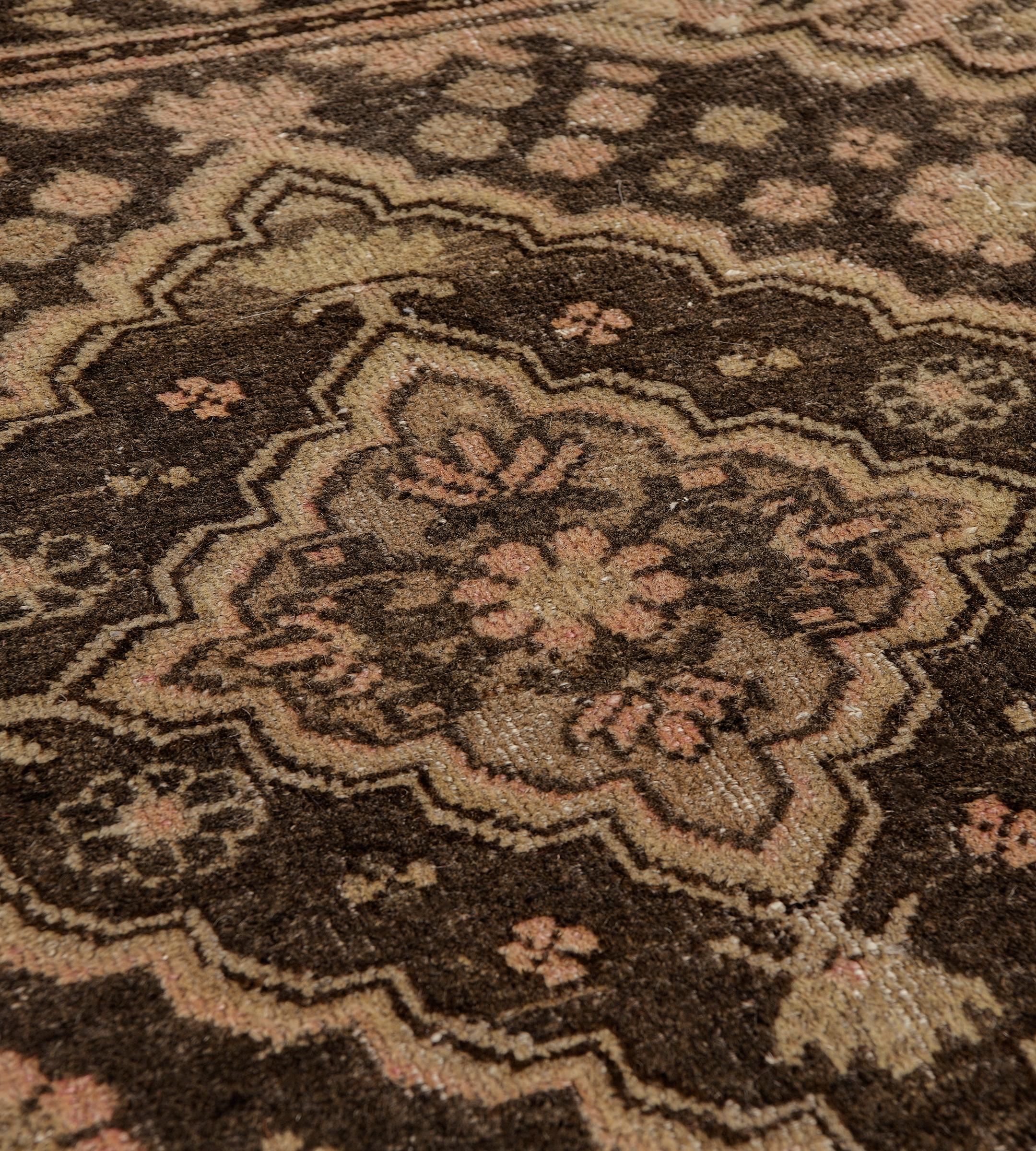 Antiguo Corredor Khotan Floral Marrón de Lana de Principios del Siglo XX Turquestano oriental en venta