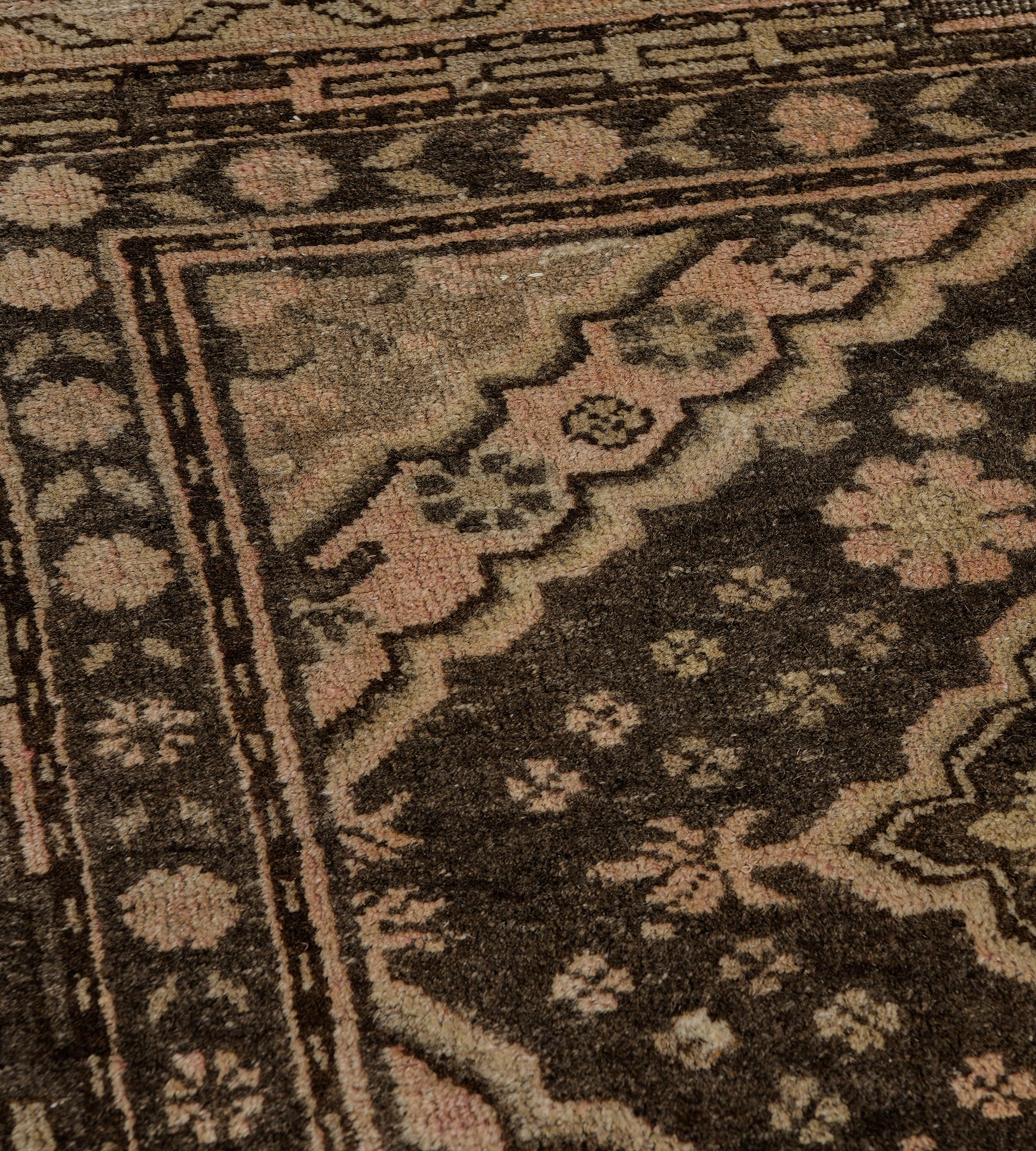 Antiguo Corredor Khotan Floral Marrón de Lana de Principios del Siglo XX Anudado a mano en venta