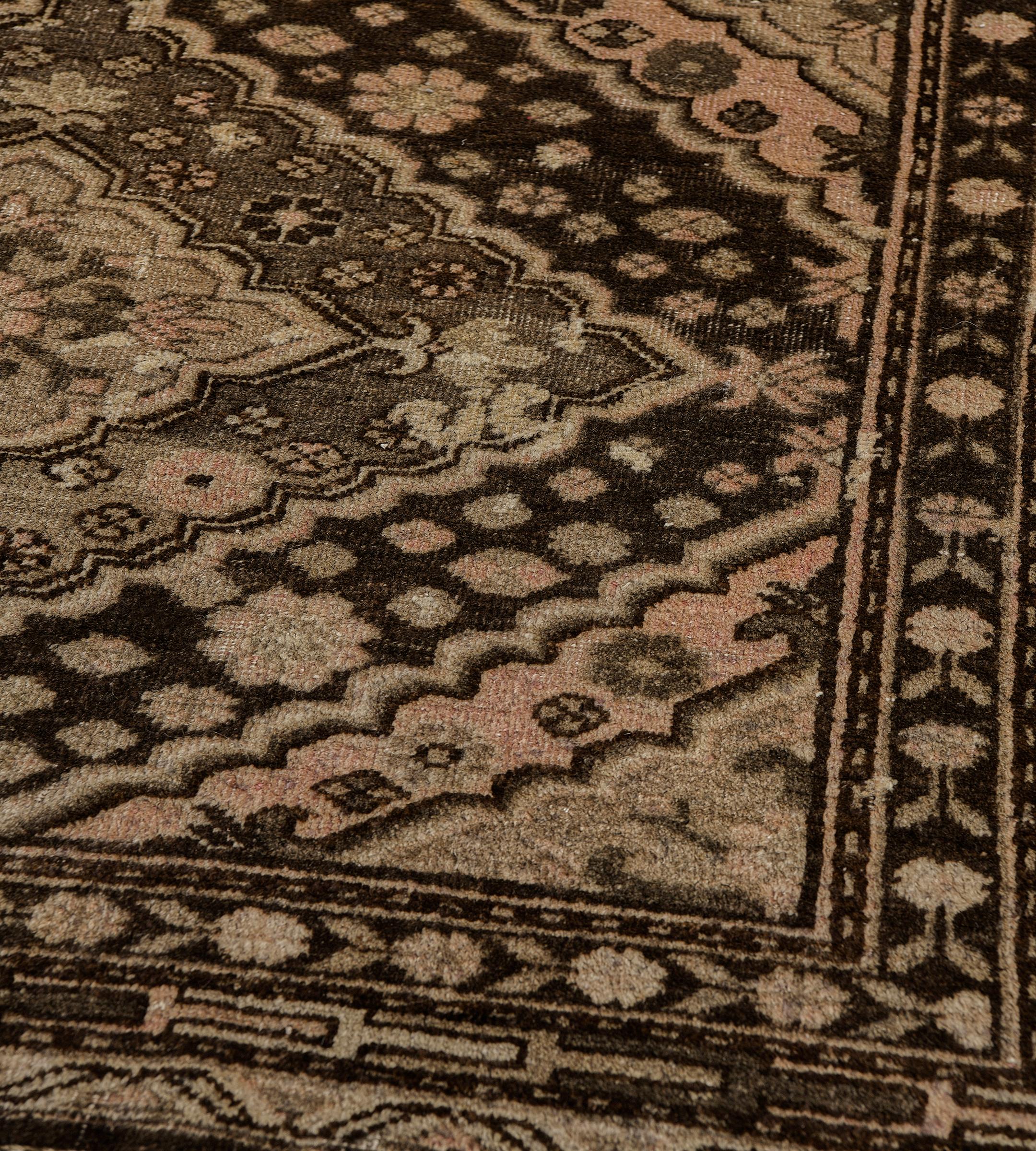 Antiguo Corredor Khotan Floral Marrón de Lana de Principios del Siglo XX en Bueno estado para la venta en West Hollywood, CA