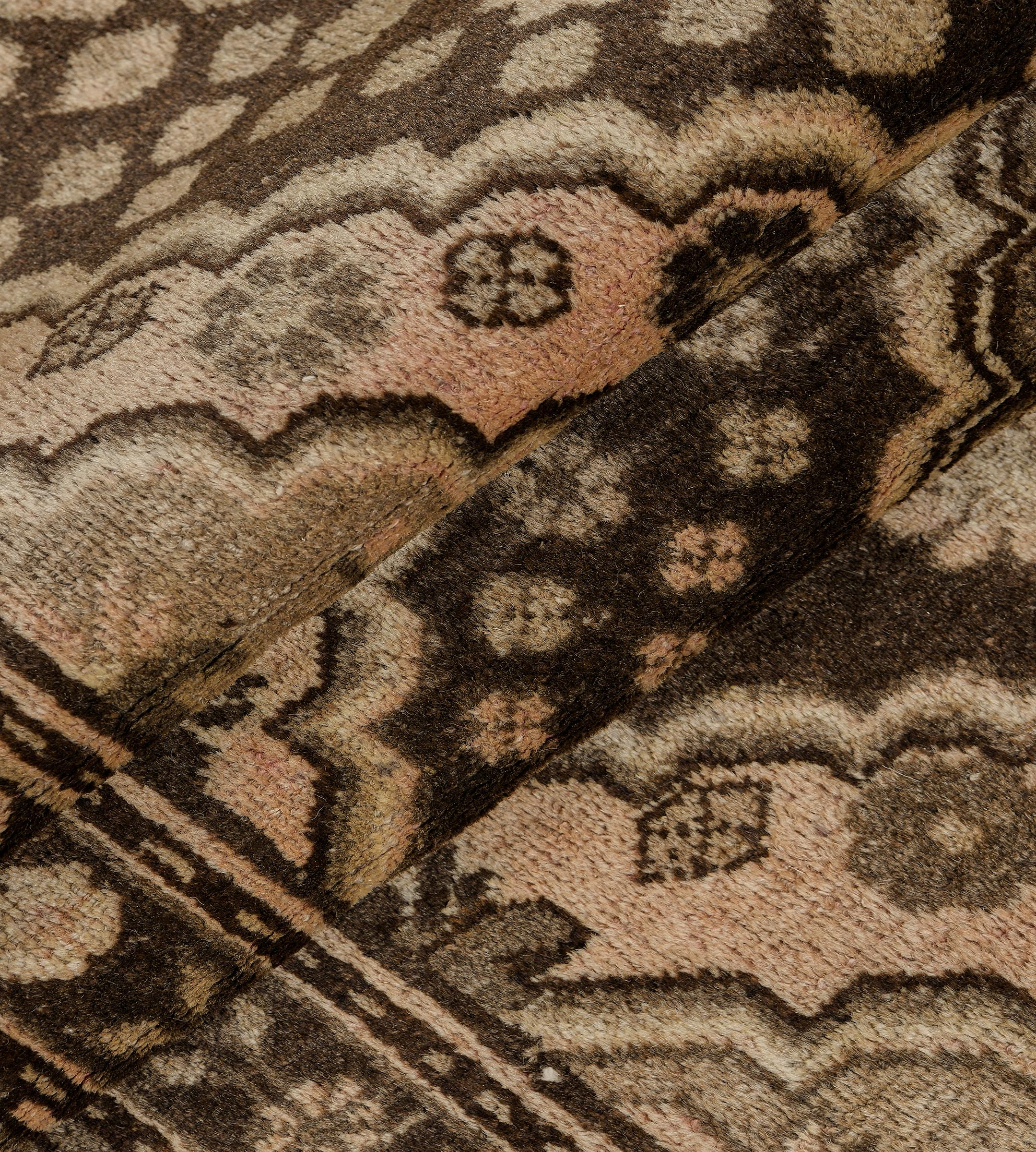 Antiguo Corredor Khotan Floral Marrón de Lana de Principios del Siglo XX en venta 1