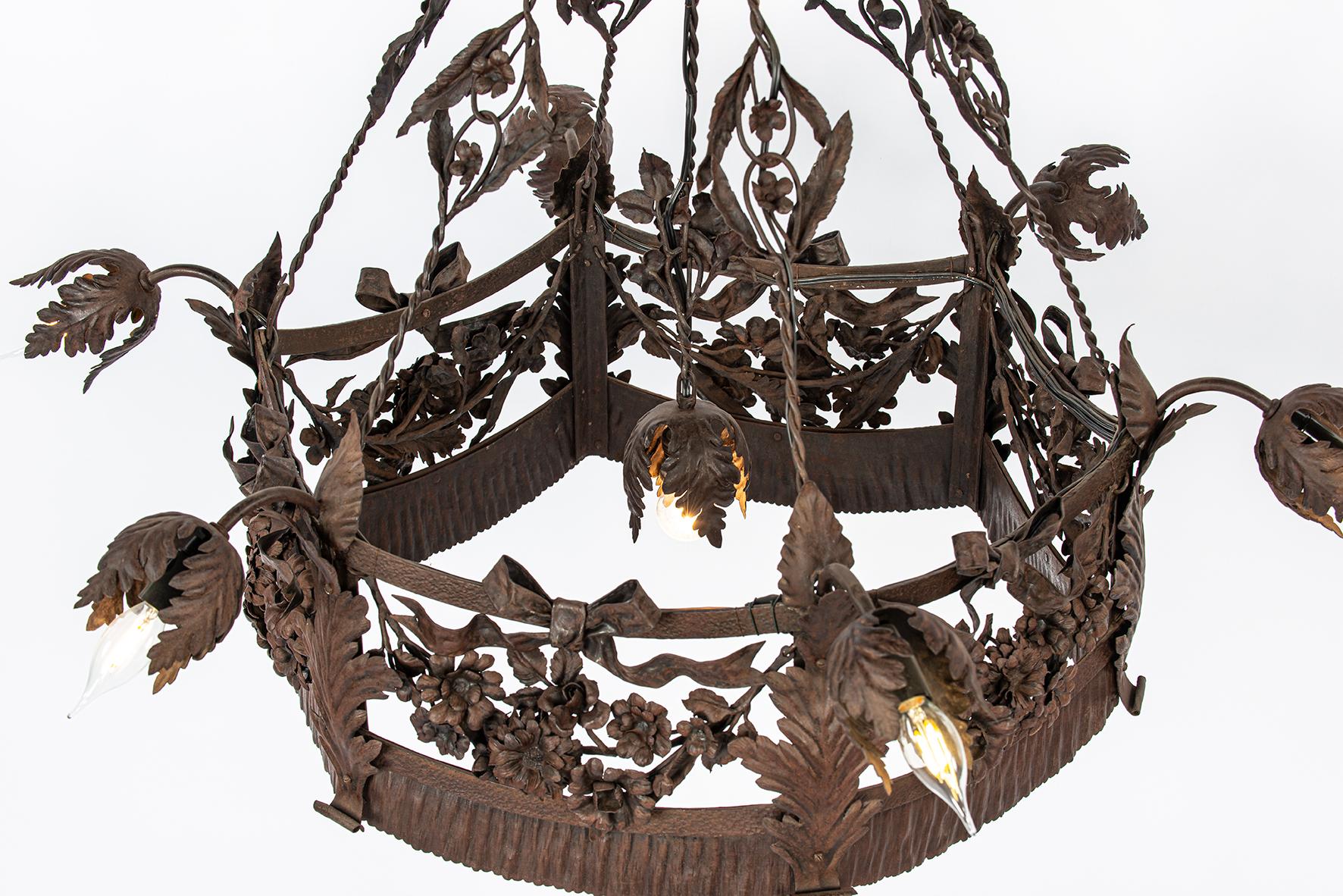 antiguo  araña art nouveau de acero patinado forjado de principios del siglo xx en venta 2