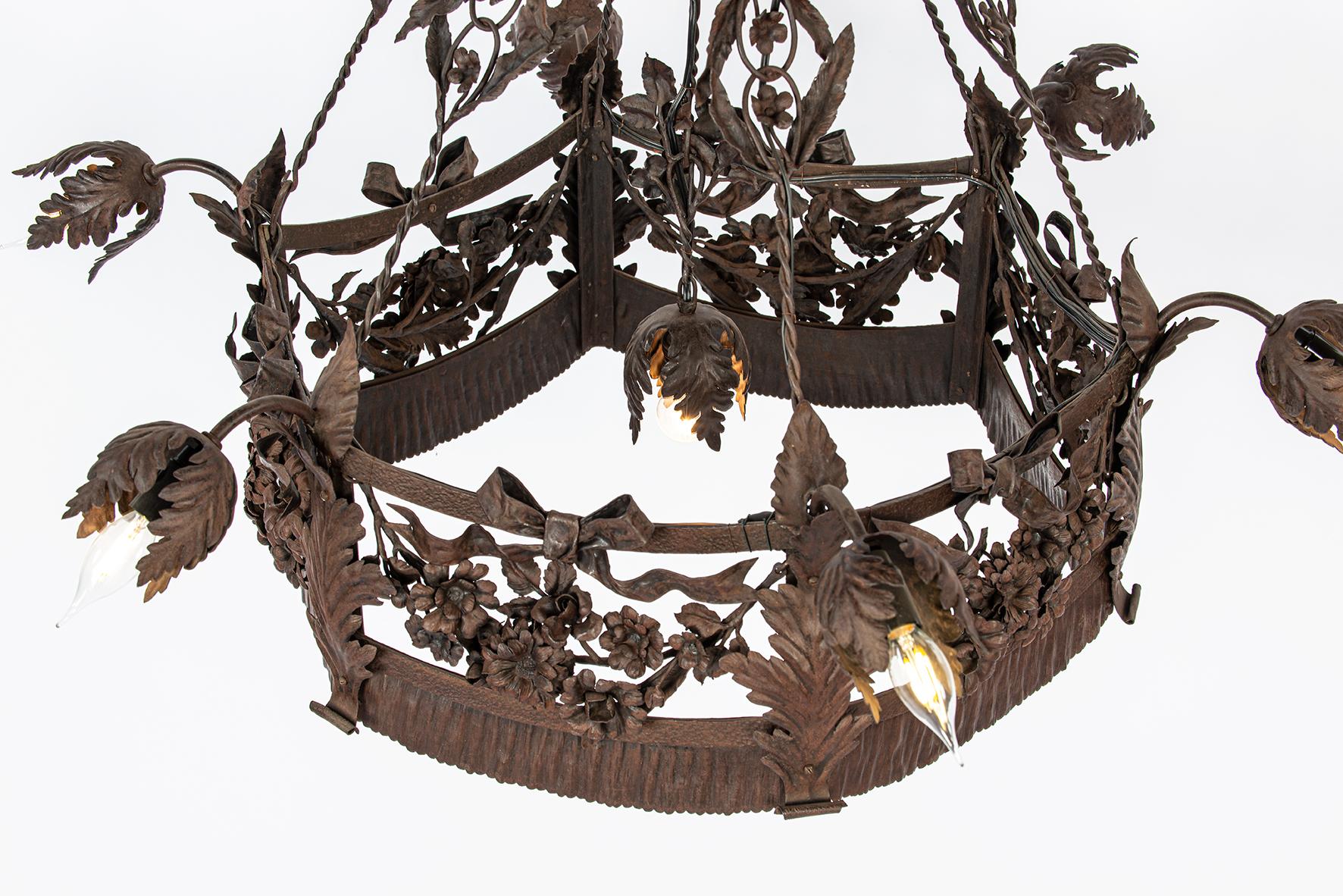 antiguo  araña art nouveau de acero patinado forjado de principios del siglo xx en venta 4