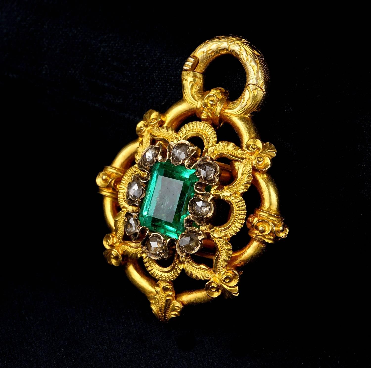 Antique Early 3.80 Carat Colombian Emerald Diamond Rare Secret Pendant In Good Condition In Napoli, IT