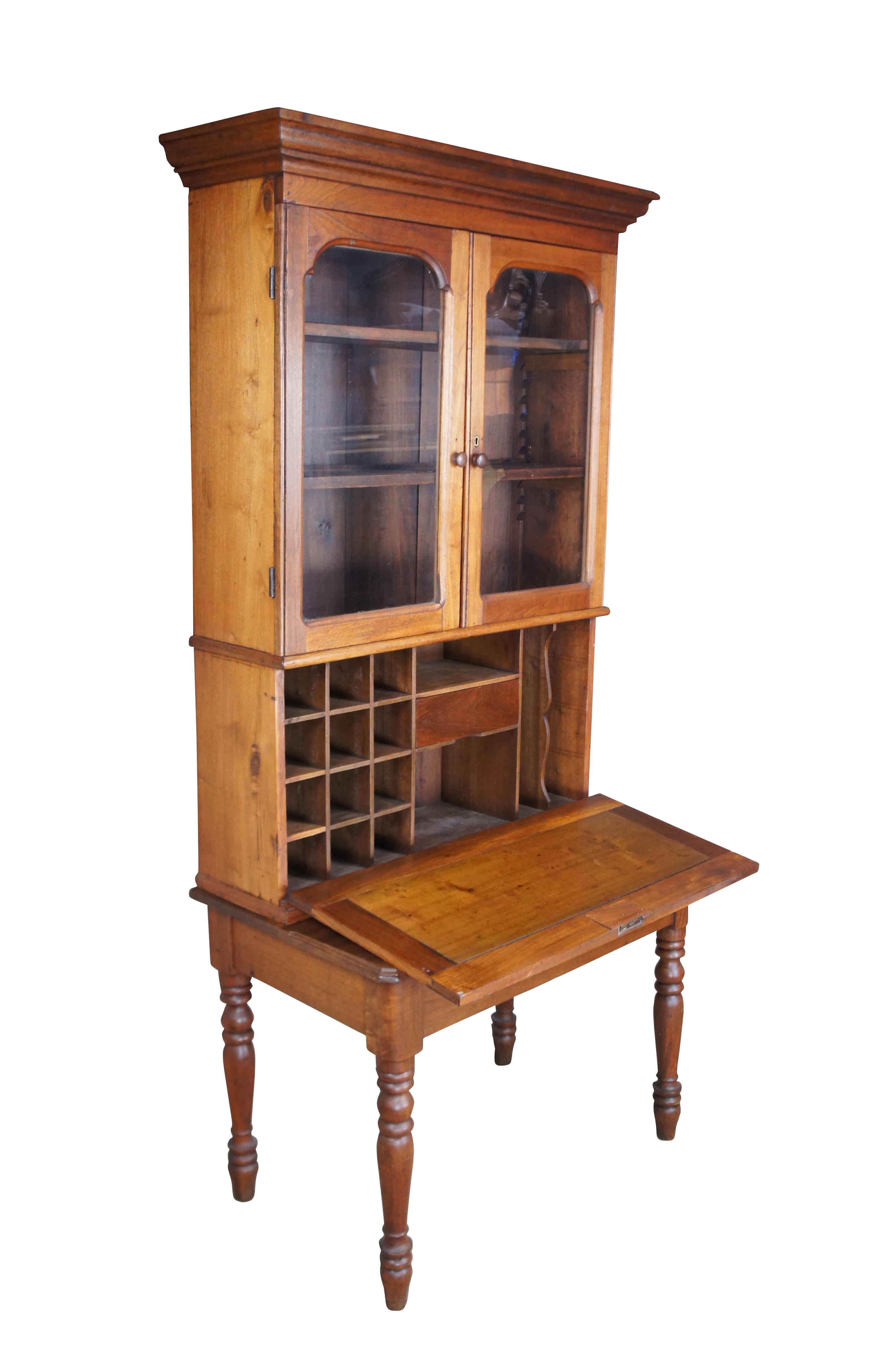Colonial américain A.I.C. Cupboard Antique Early American 19th C Plantation Desk Secretary Bookcase Hutch Cupboard en vente