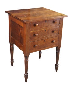 Antigua mesa auxiliar de tres cajones en cerezo americano antiguo A. Silver 31