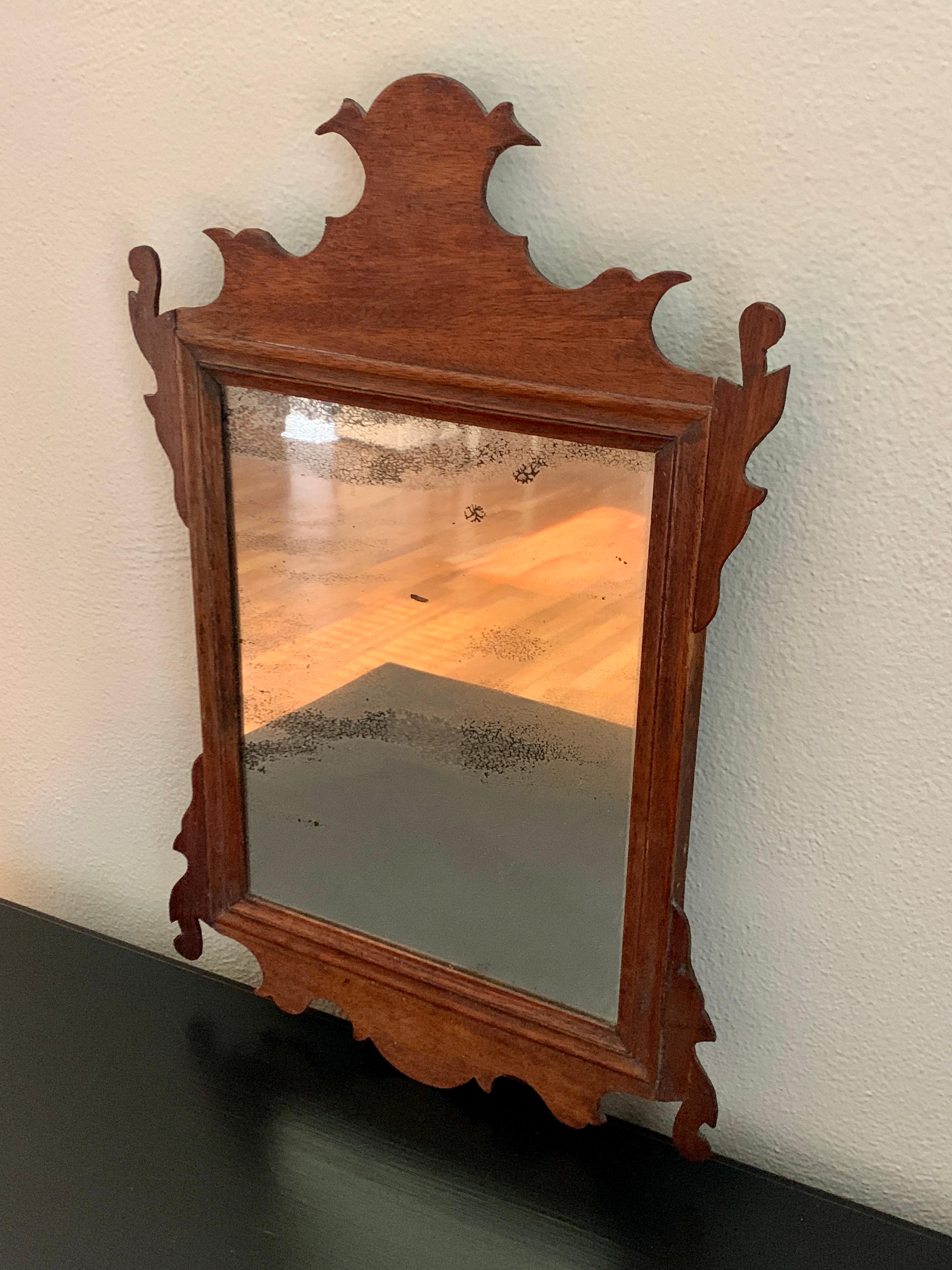 A stunning and rare antique American Chippendale wall mirror with tongue and groove corner joinery

USA, Circa 1760s

Hand carved mahogany, with antique mirror.

Measures: 11.63