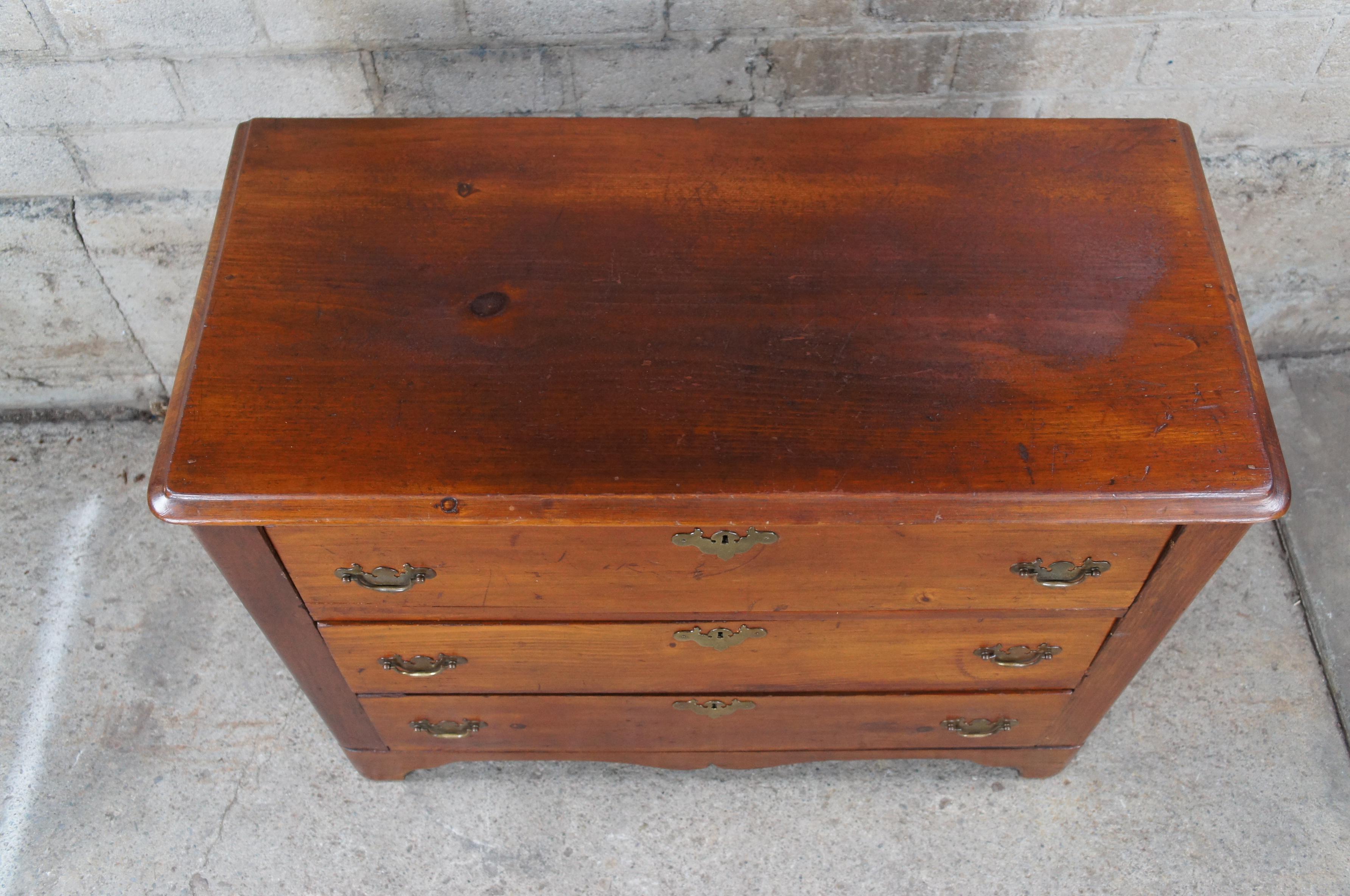 Early 20th Century Antique Early American Colonial Pine Lowboy Chest of Drawers Dresser Console