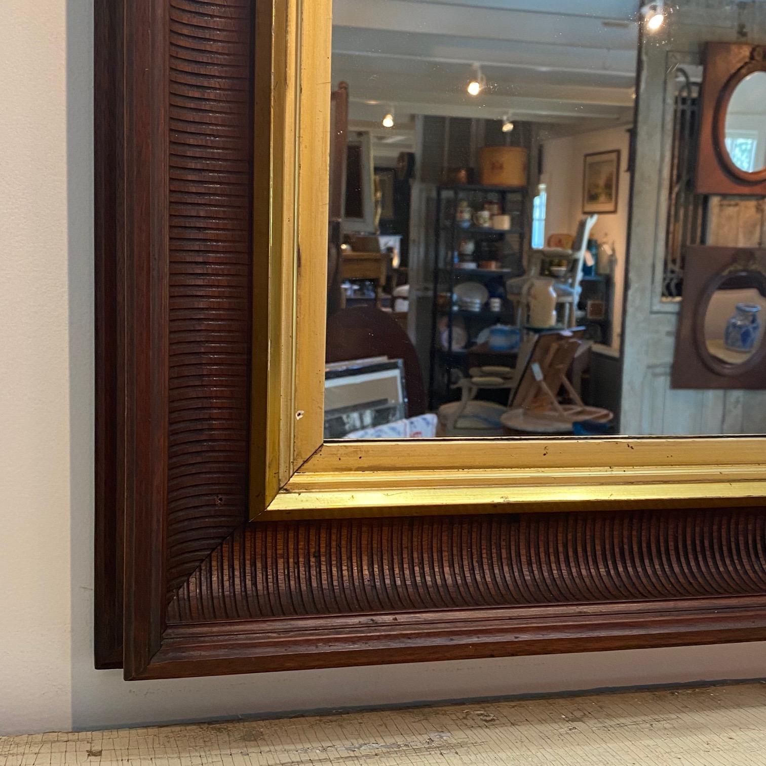 Antico specchio da parete con cornice in mogano profondo di Feder, con splendida cornice intagliata con bordatura e inserto originale in filetto dorato. Bellissima venatura del legno di mogano, artigianato americano di qualità, circa 19° secolo. Può