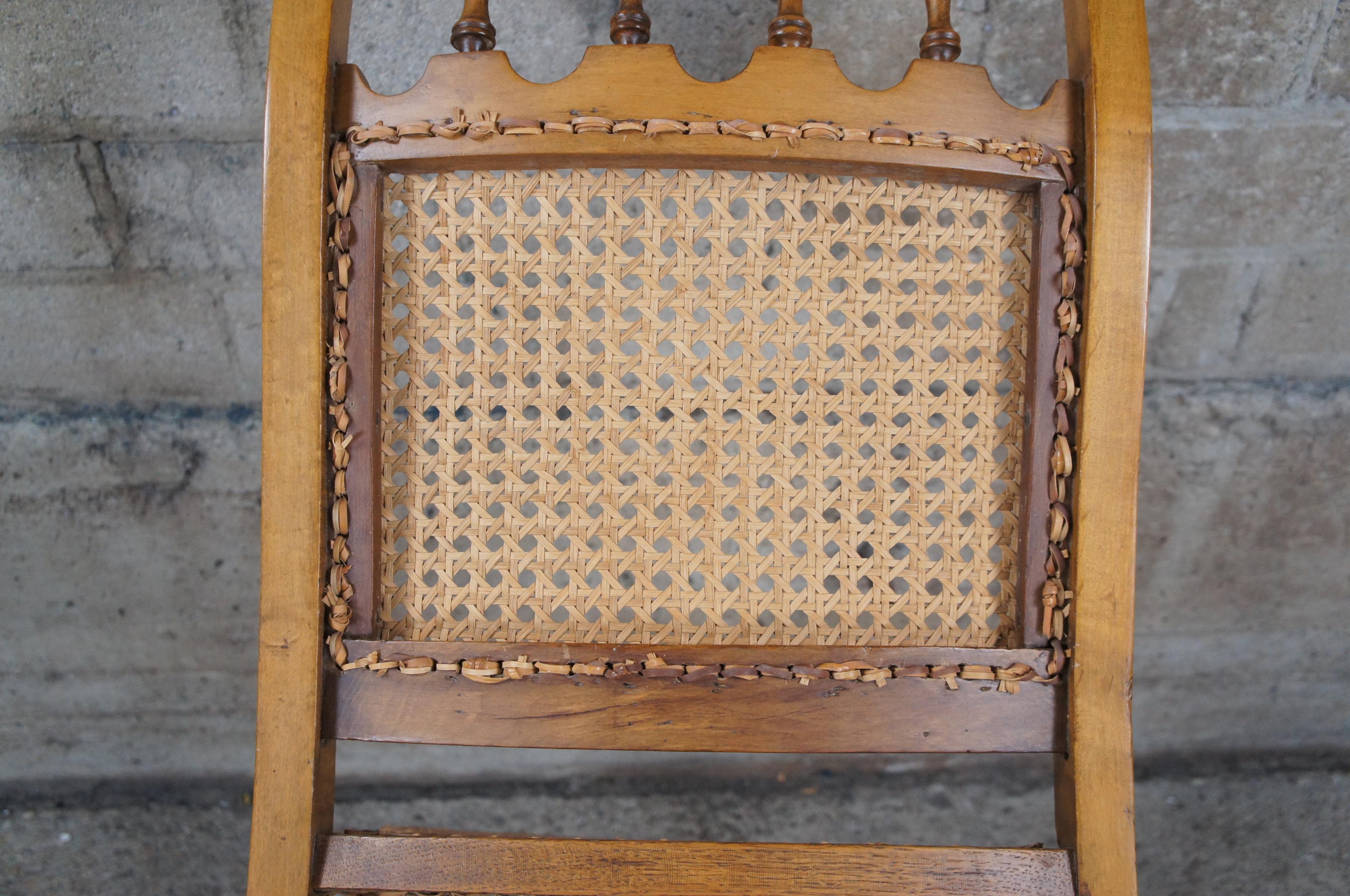 Antique fauteuil à bascule américain précoce en érable à dossier en fuseau Siège en canne Petit Rocker en vente 3