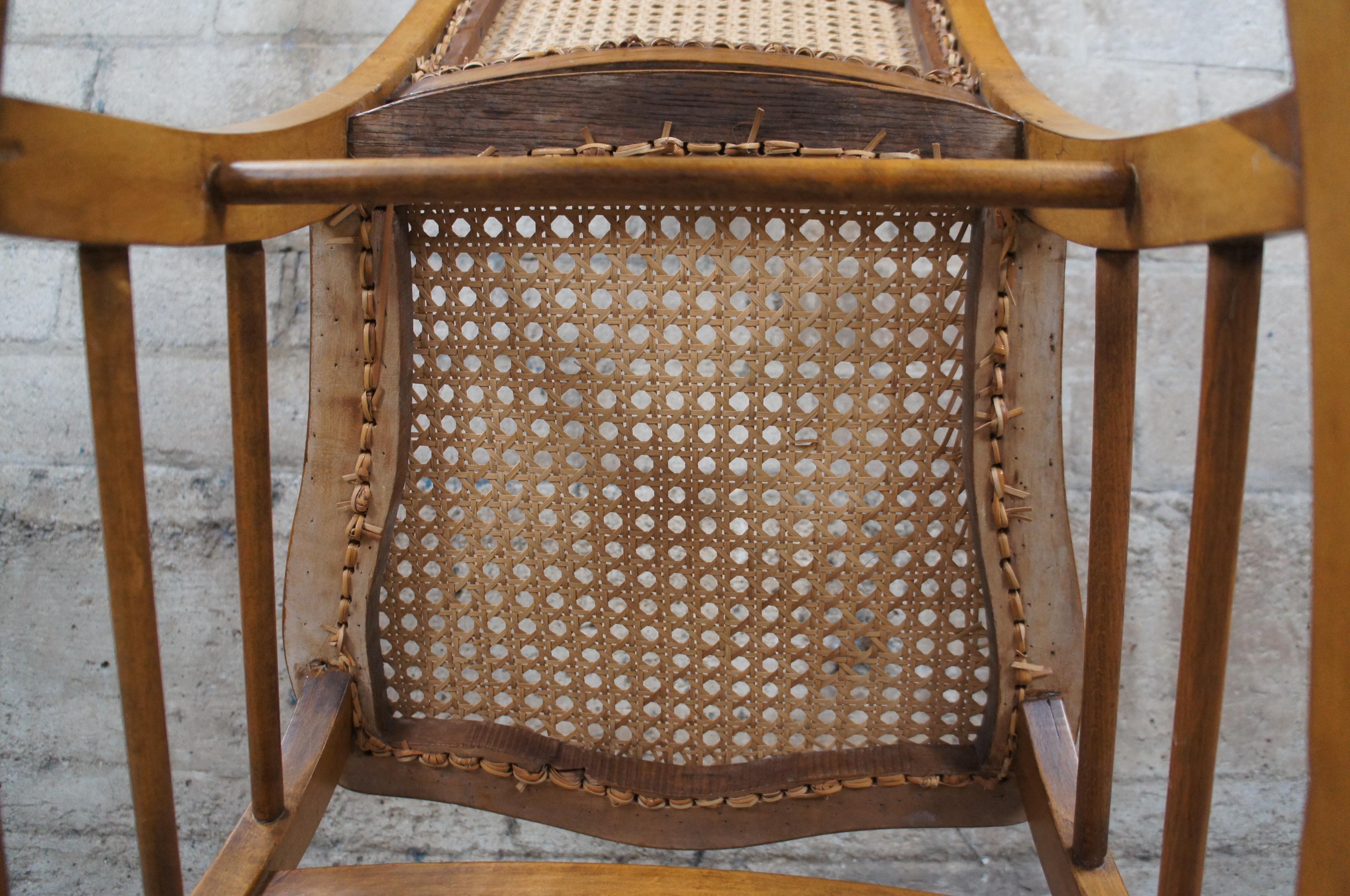 Antique fauteuil à bascule américain précoce en érable à dossier en fuseau Siège en canne Petit Rocker en vente 4
