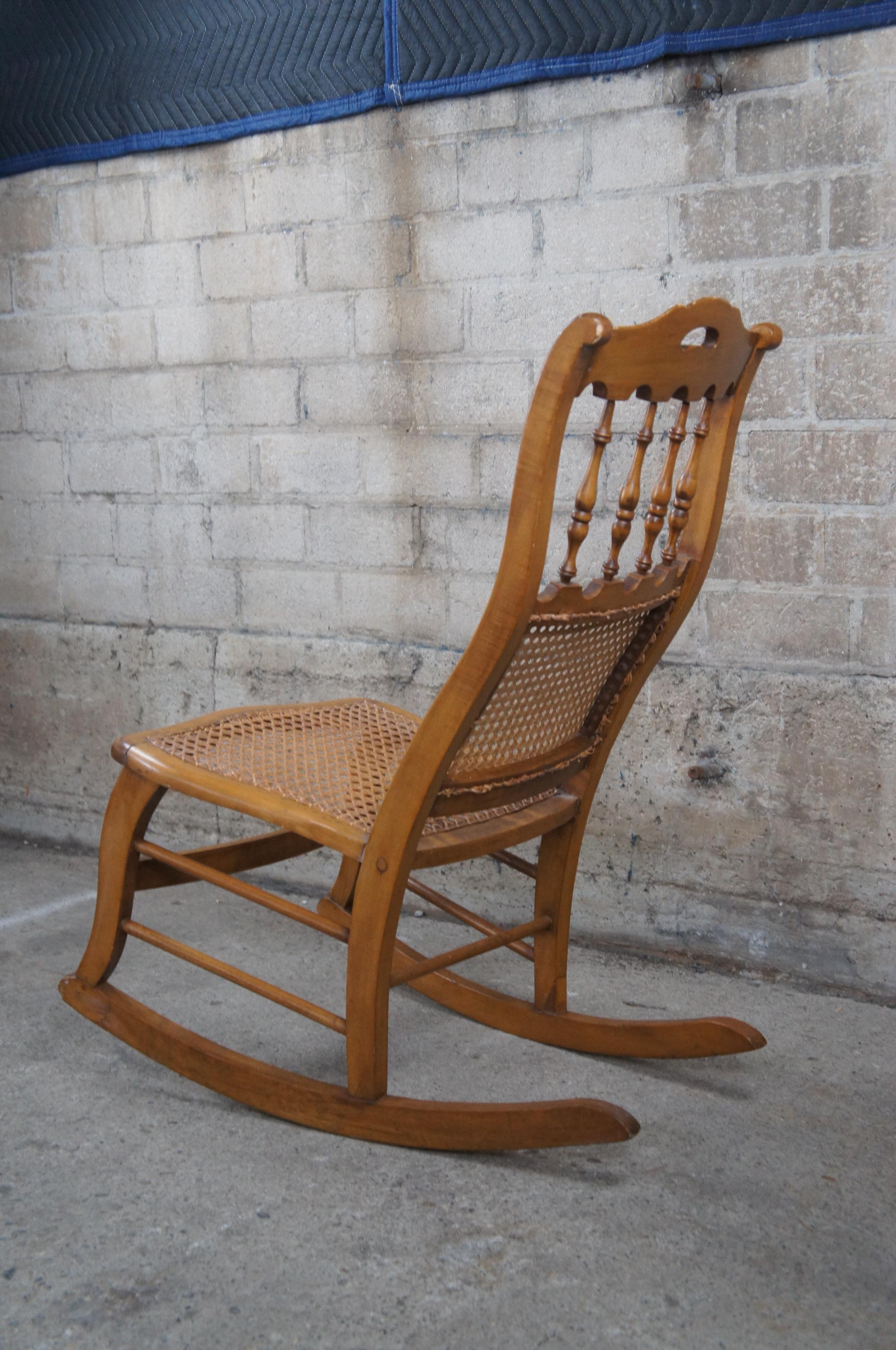 Colonial américain Antique fauteuil à bascule américain précoce en érable à dossier en fuseau Siège en canne Petit Rocker en vente