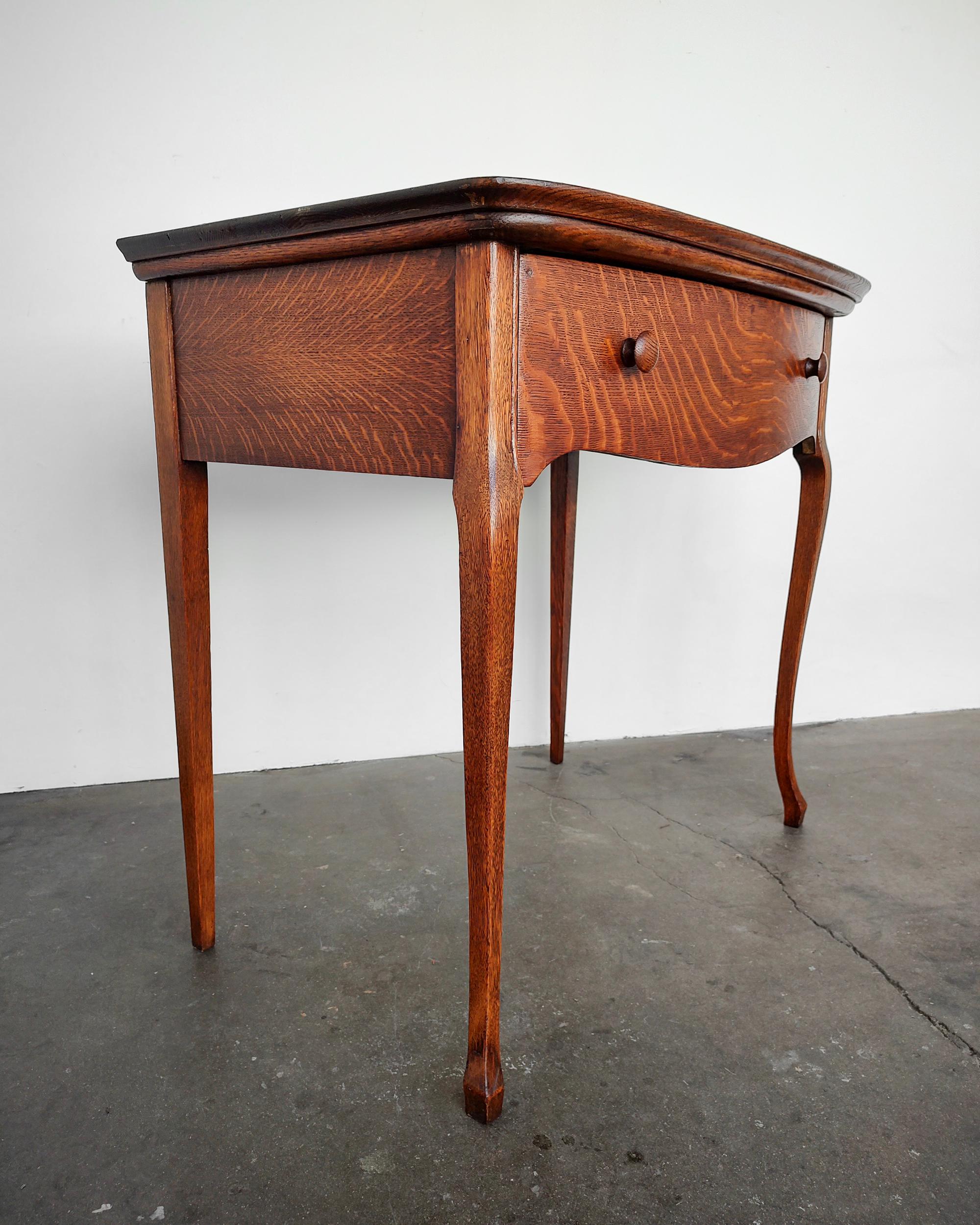 American Craftsman Ancienne table en Oak Oak avec tiroir Début 20ème siècle en vente