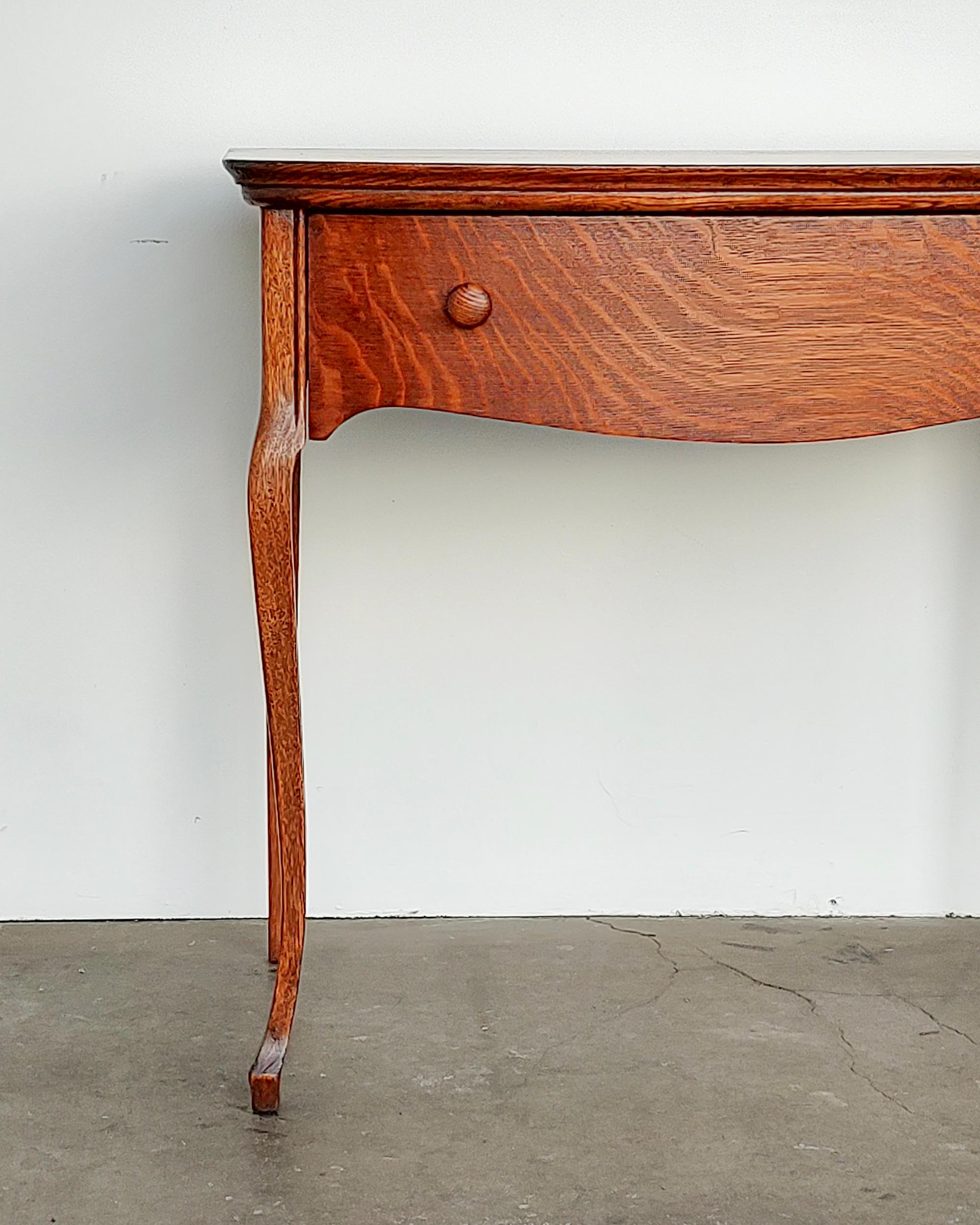 Ancienne table en Oak Oak avec tiroir Début 20ème siècle Bon état - En vente à Hawthorne, CA