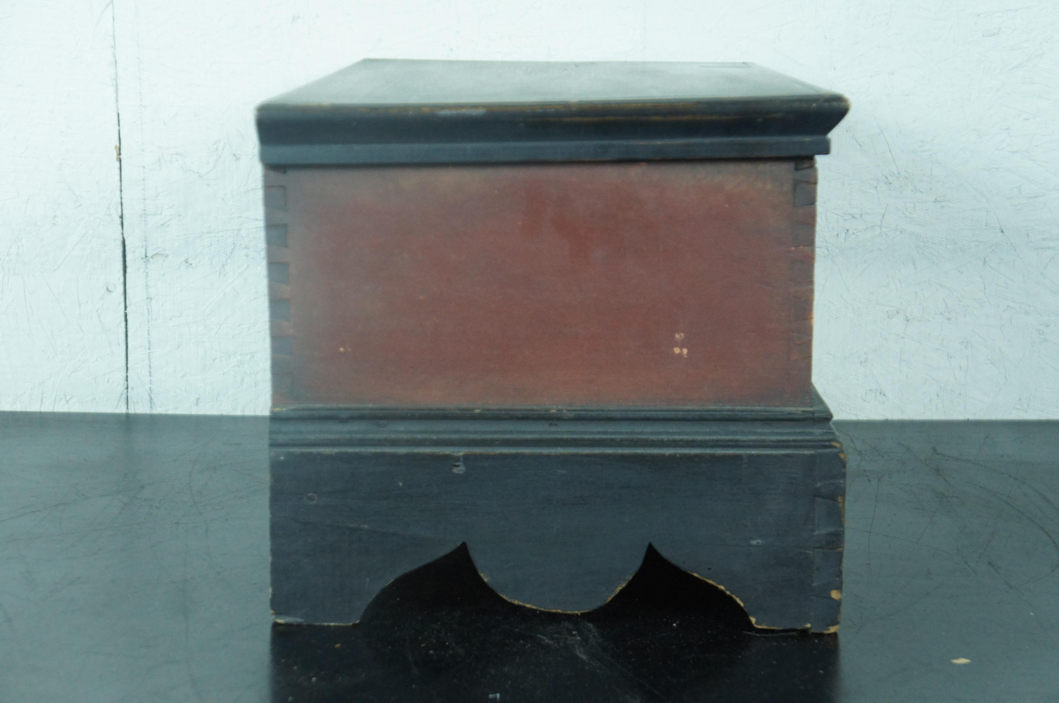 Antique Early American Painted Wood Hope Chest Trunk Toy Storage Salesman Sample In Good Condition In Dayton, OH