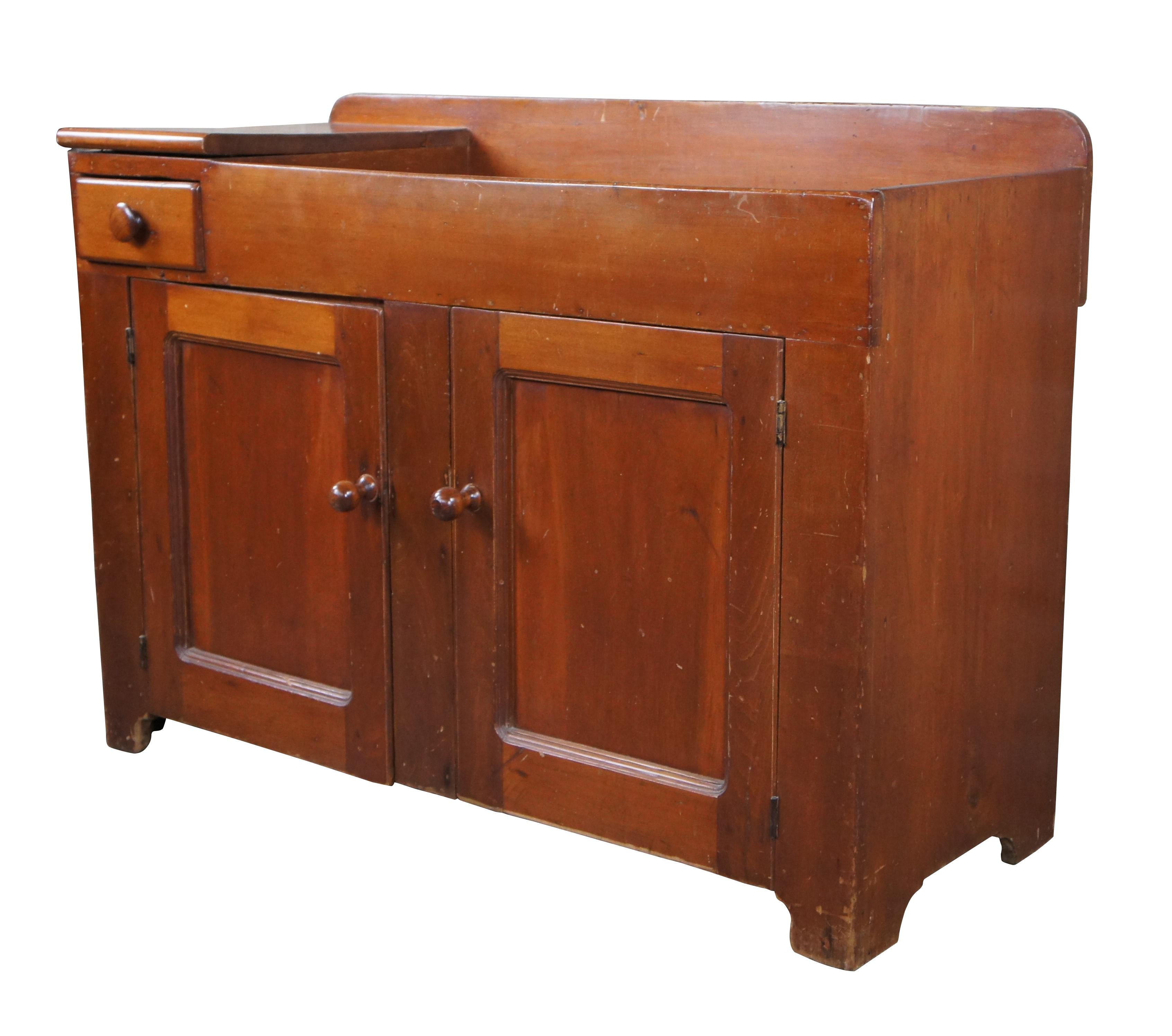 Antiker frühamerikanischer Spülenschrank. Gefertigt aus Kiefer mit Ahorn-Finish, mit einer handverzahnten Schublade und einem Unterschrank. 

Abmessungen:
20