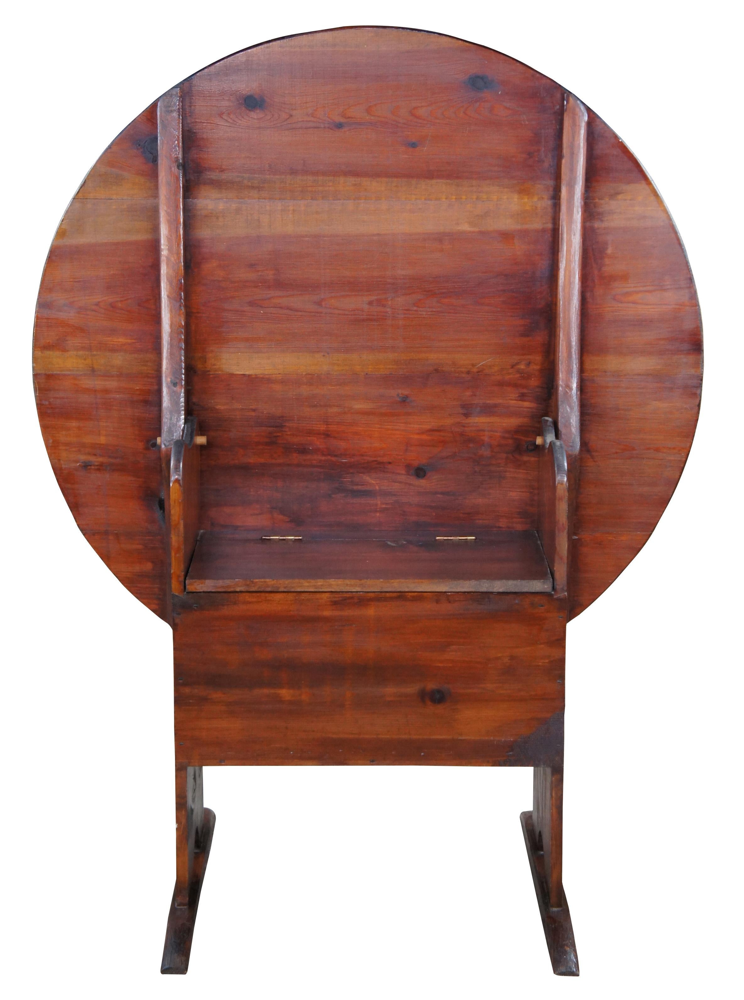 Antiker früher amerikanischer Kiefernholz-Hut-Tisch mit Klappplatte und Schuhfuß-Aufbewahrung (Amerikanisch Kolonial) im Angebot