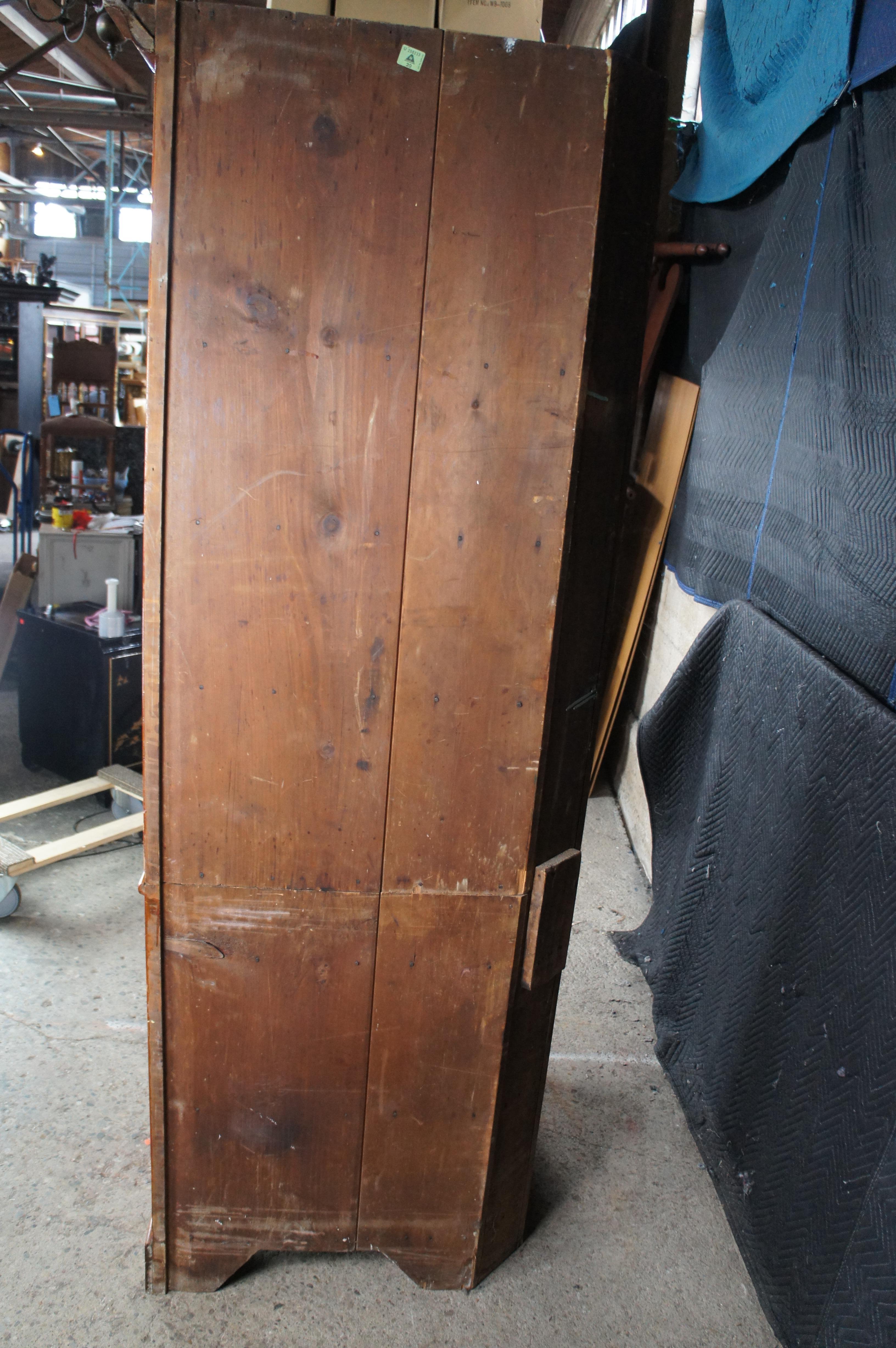Antico gabinetto d'angolo di pino primitivo americano, credenza 90