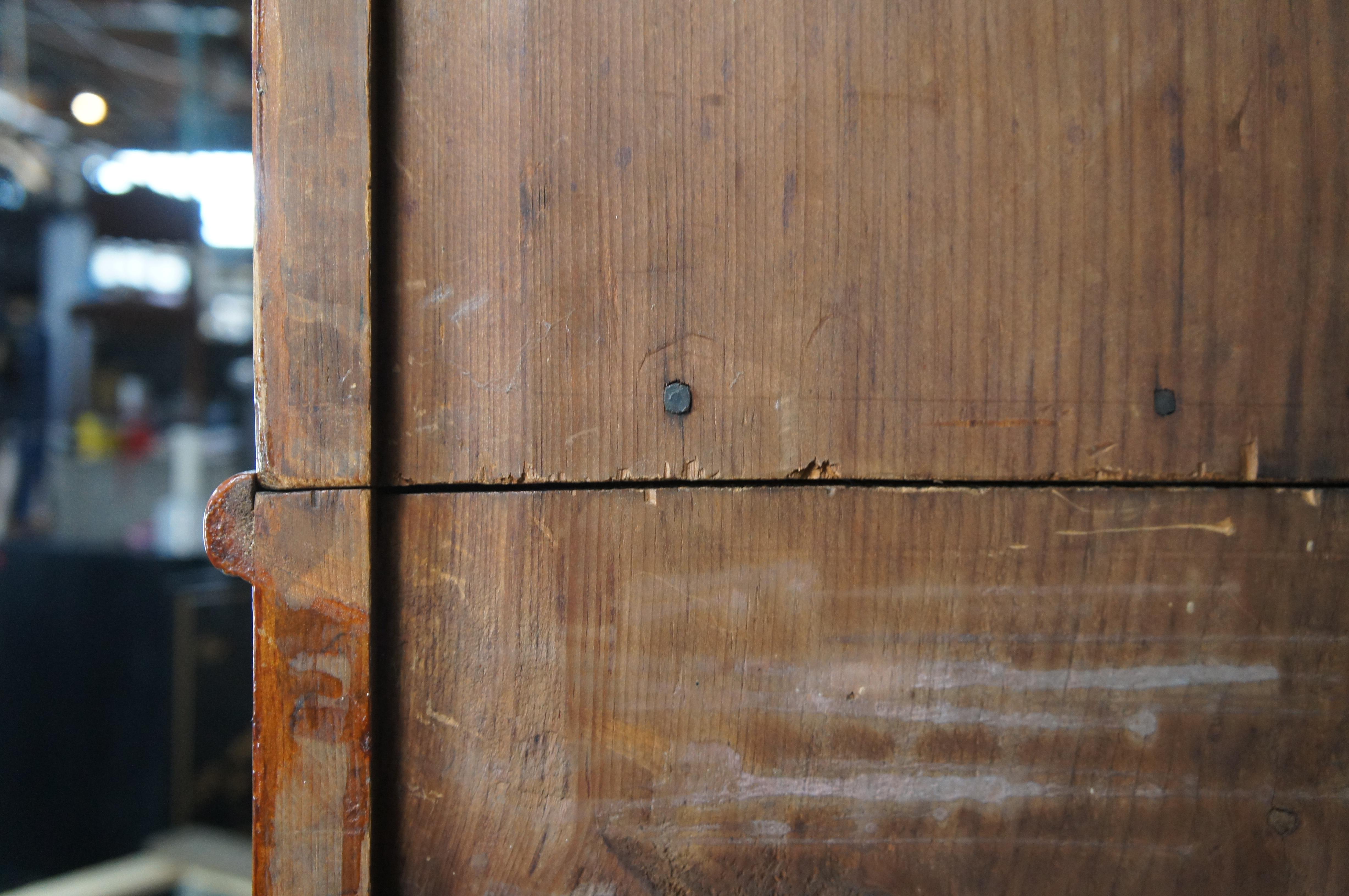 Antico gabinetto d'angolo di pino primitivo americano, credenza 90
