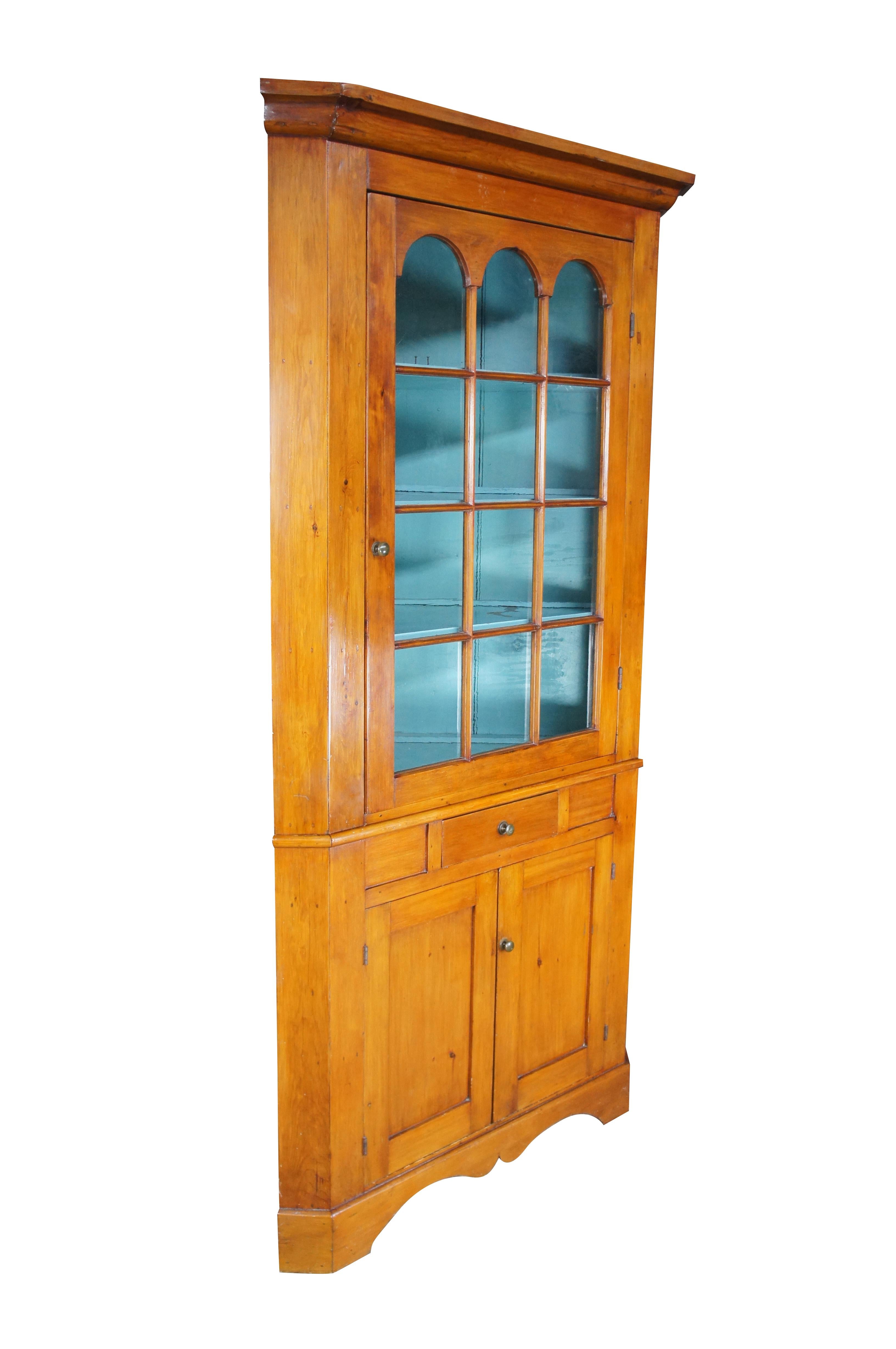 Coloniale americano Antico gabinetto d'angolo di pino primitivo americano, credenza 90