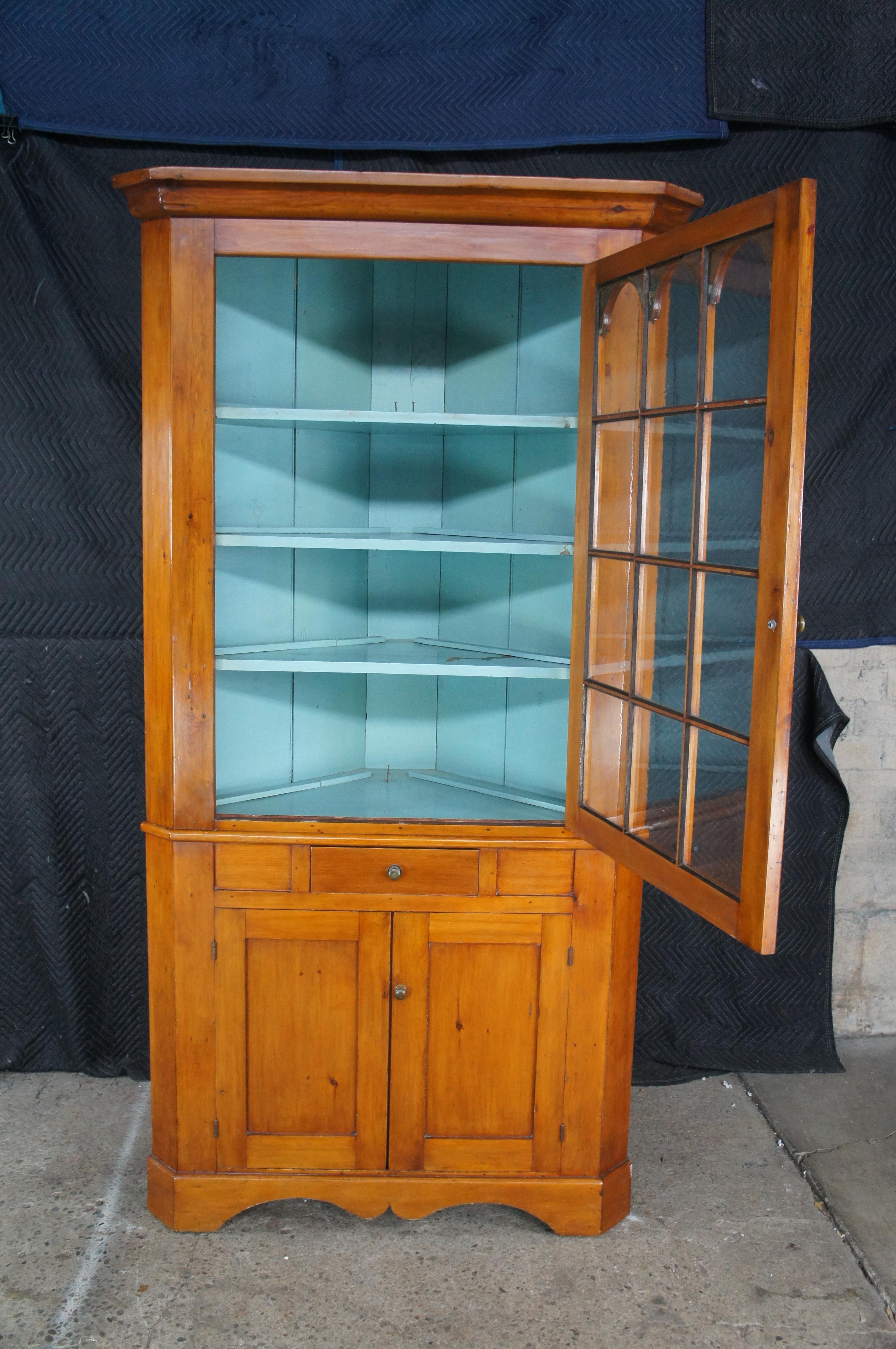 Americano Antico gabinetto d'angolo di pino primitivo americano, credenza 90