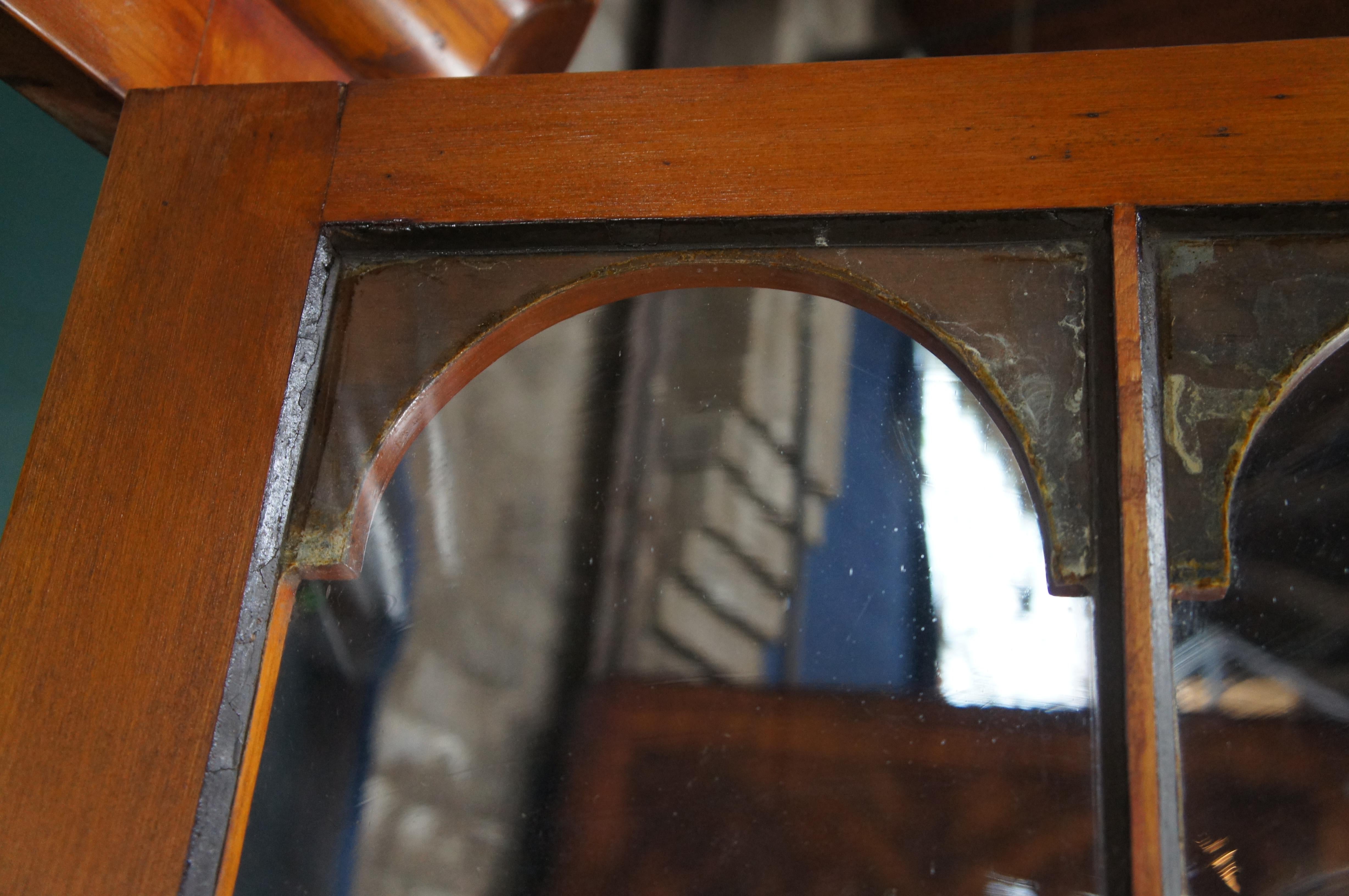 XIX secolo Antico gabinetto d'angolo di pino primitivo americano, credenza 90