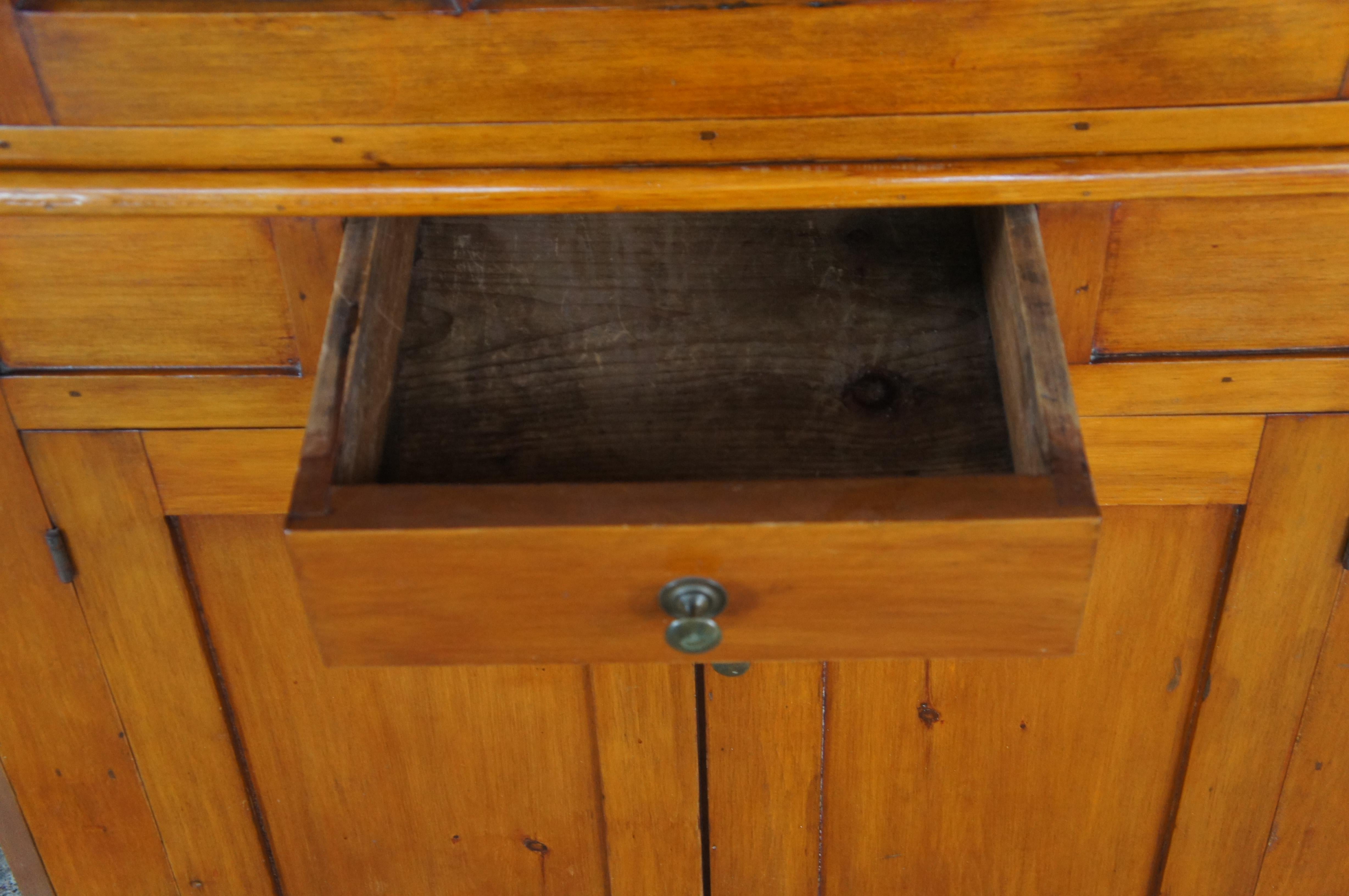 Antico gabinetto d'angolo di pino primitivo americano, credenza 90