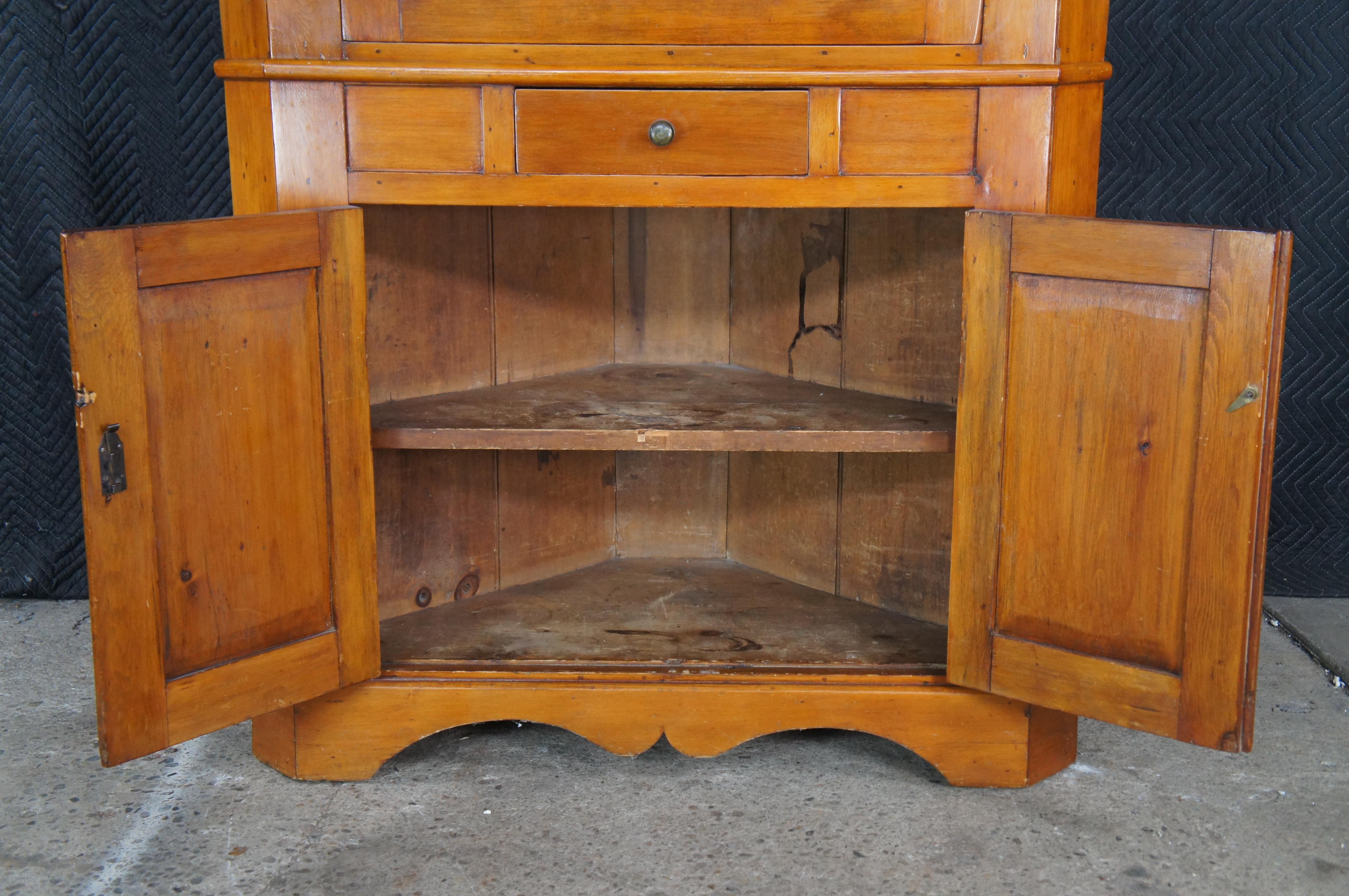 Antico gabinetto d'angolo di pino primitivo americano, credenza 90