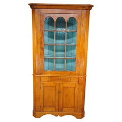 Antico gabinetto d'angolo di pino primitivo americano, credenza 90"