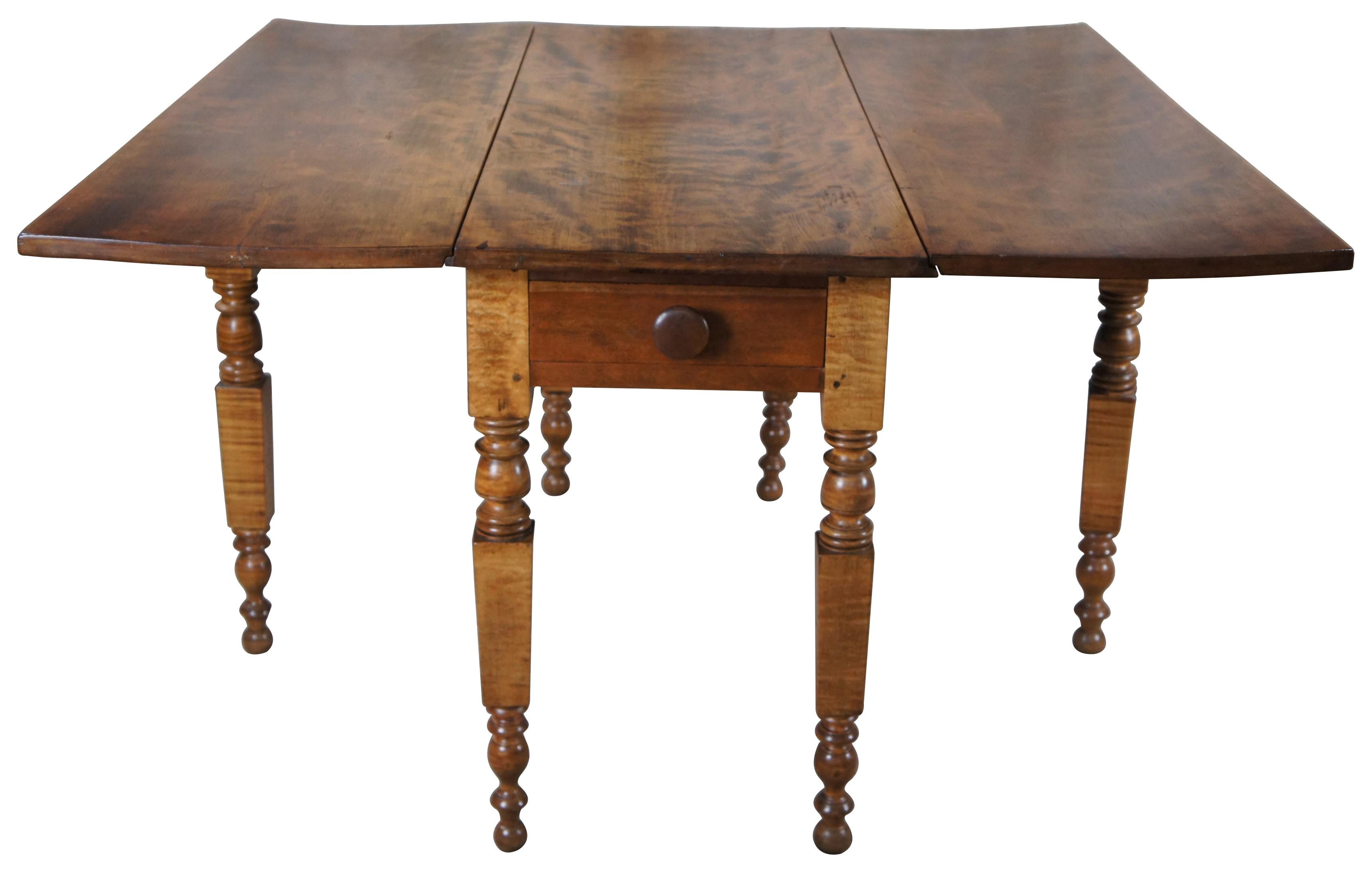 Classique américain Ancienne table console de salle à manger de style américain précoce en érable ondé à abattant avec pieds de porte en vente