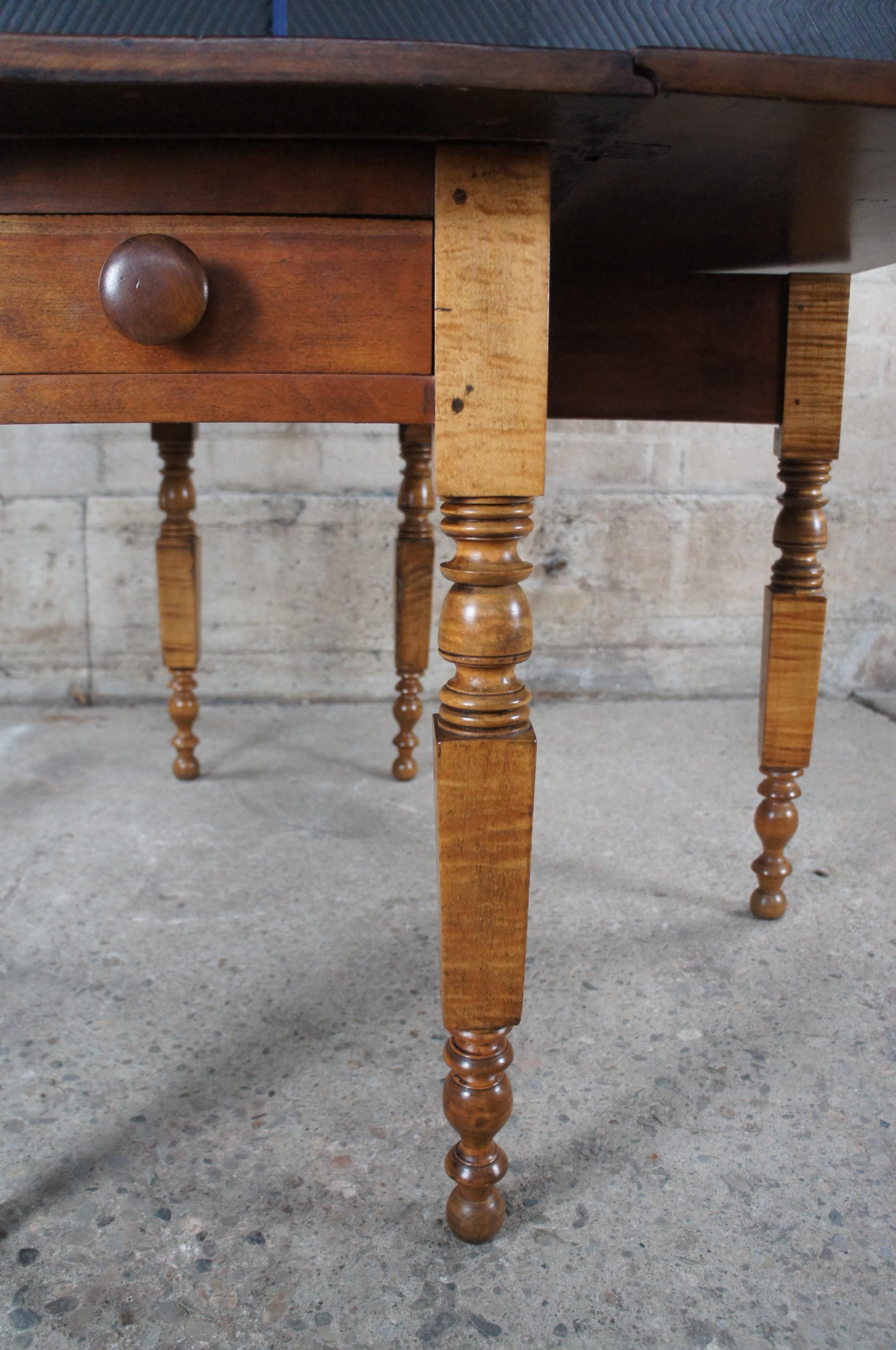 XIXe siècle Ancienne table console de salle à manger de style américain précoce en érable ondé à abattant avec pieds de porte en vente
