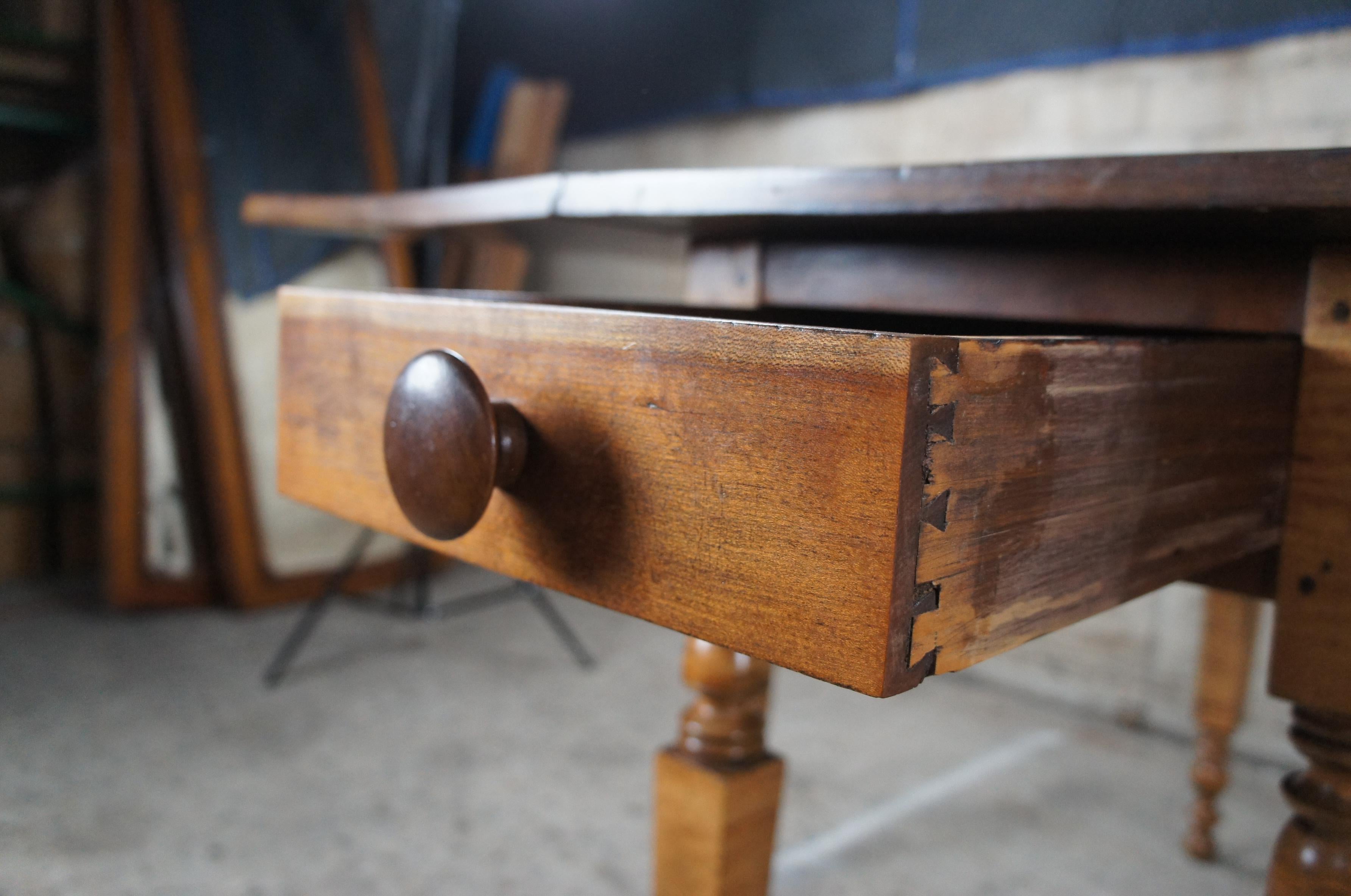 Érable Ancienne table console de salle à manger de style américain précoce en érable ondé à abattant avec pieds de porte en vente