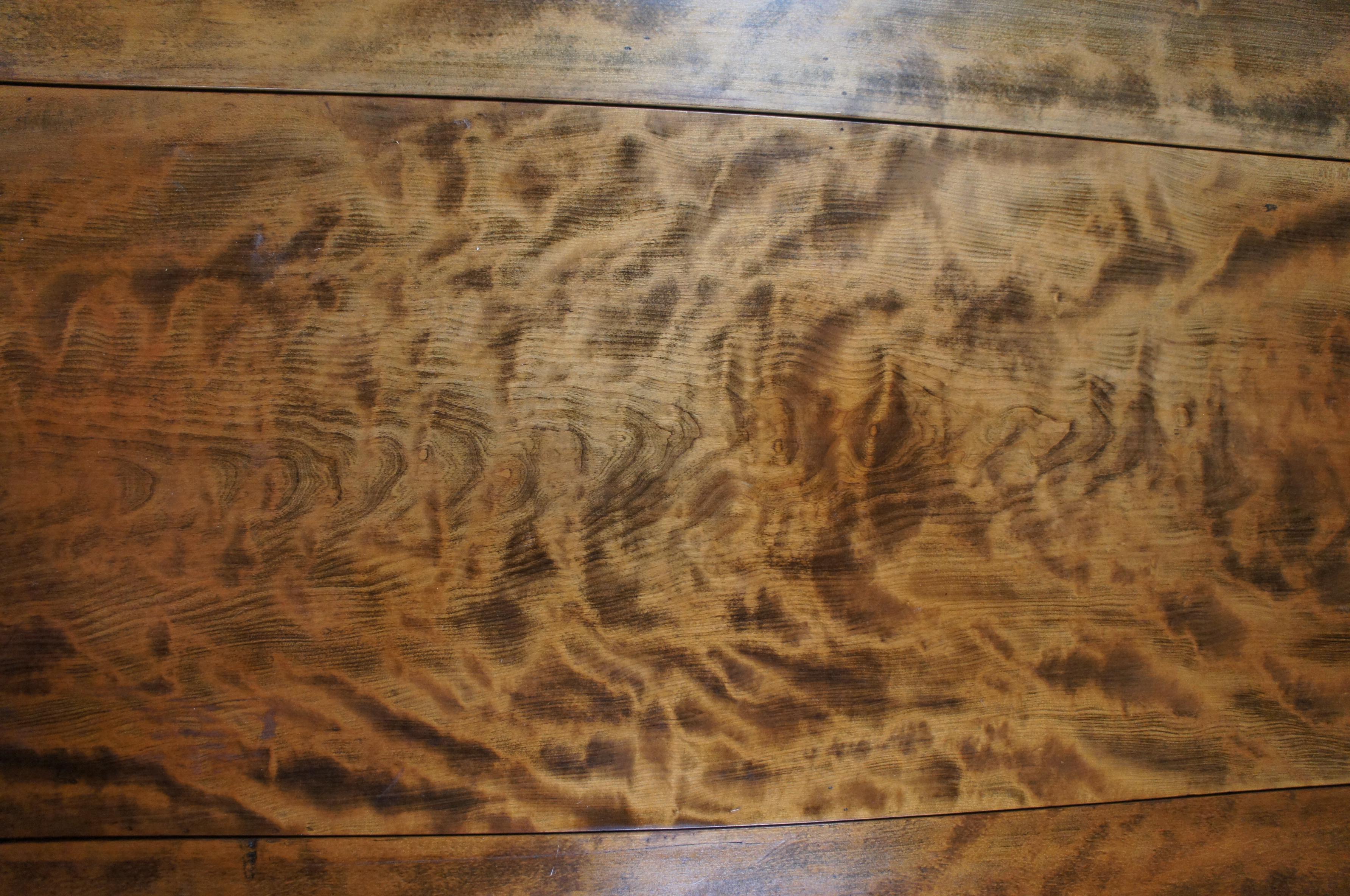 Ancienne table console de salle à manger de style américain précoce en érable ondé à abattant avec pieds de porte en vente 1