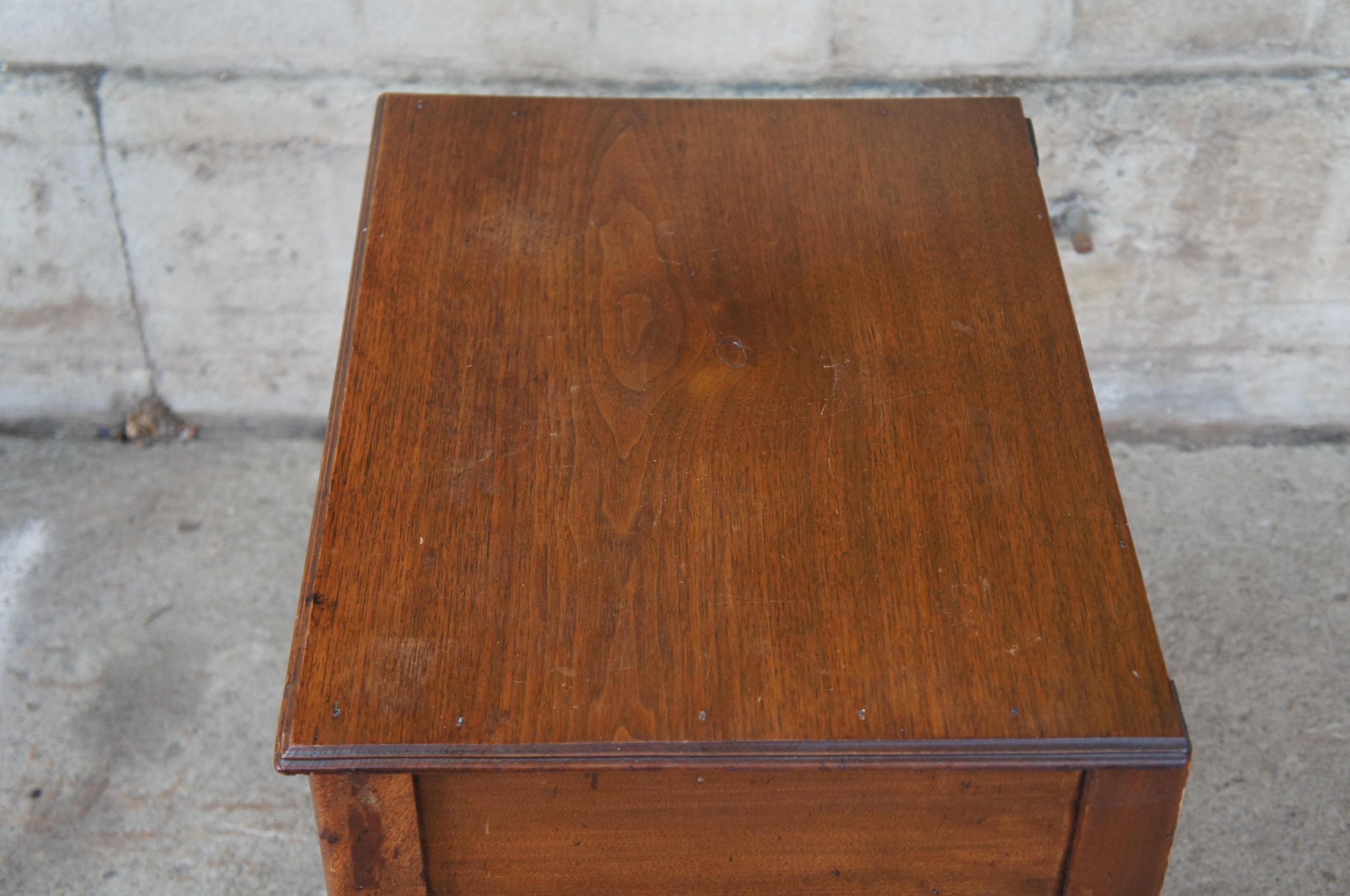 Antique Early American Walnut 2 Tier Ribbed Side Accent Parlor Table Nightstand 6