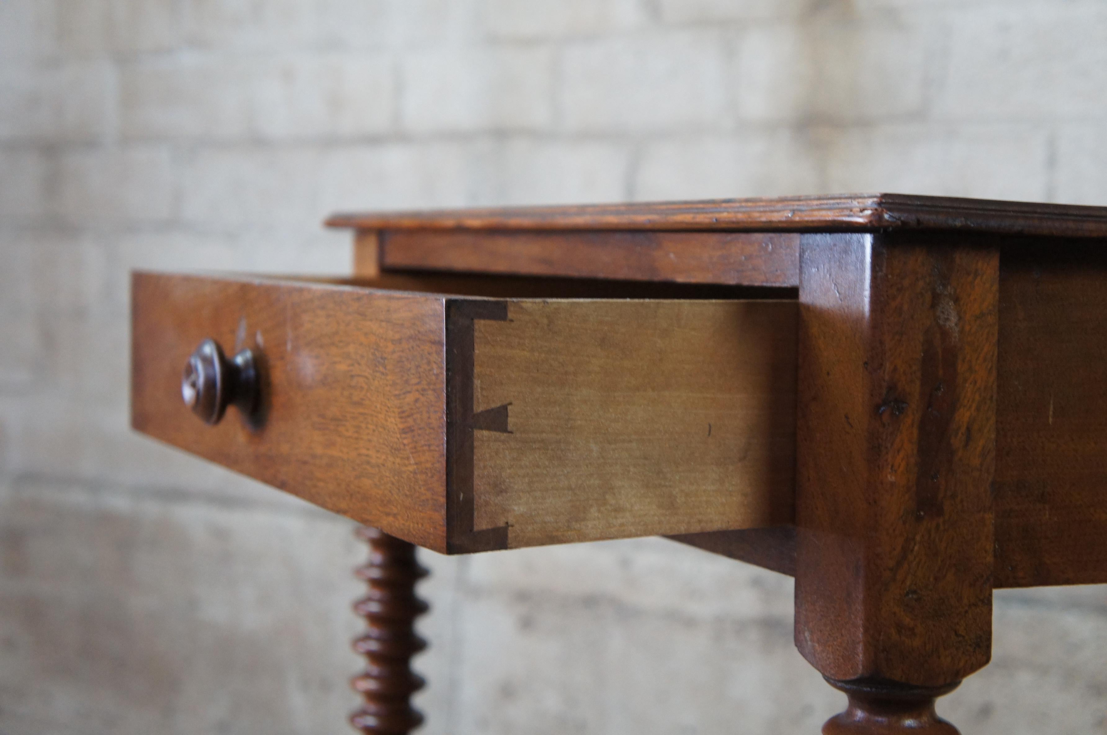 Antique Early American Walnut 2 Tier Ribbed Side Accent Parlor Table Nightstand In Good Condition In Dayton, OH