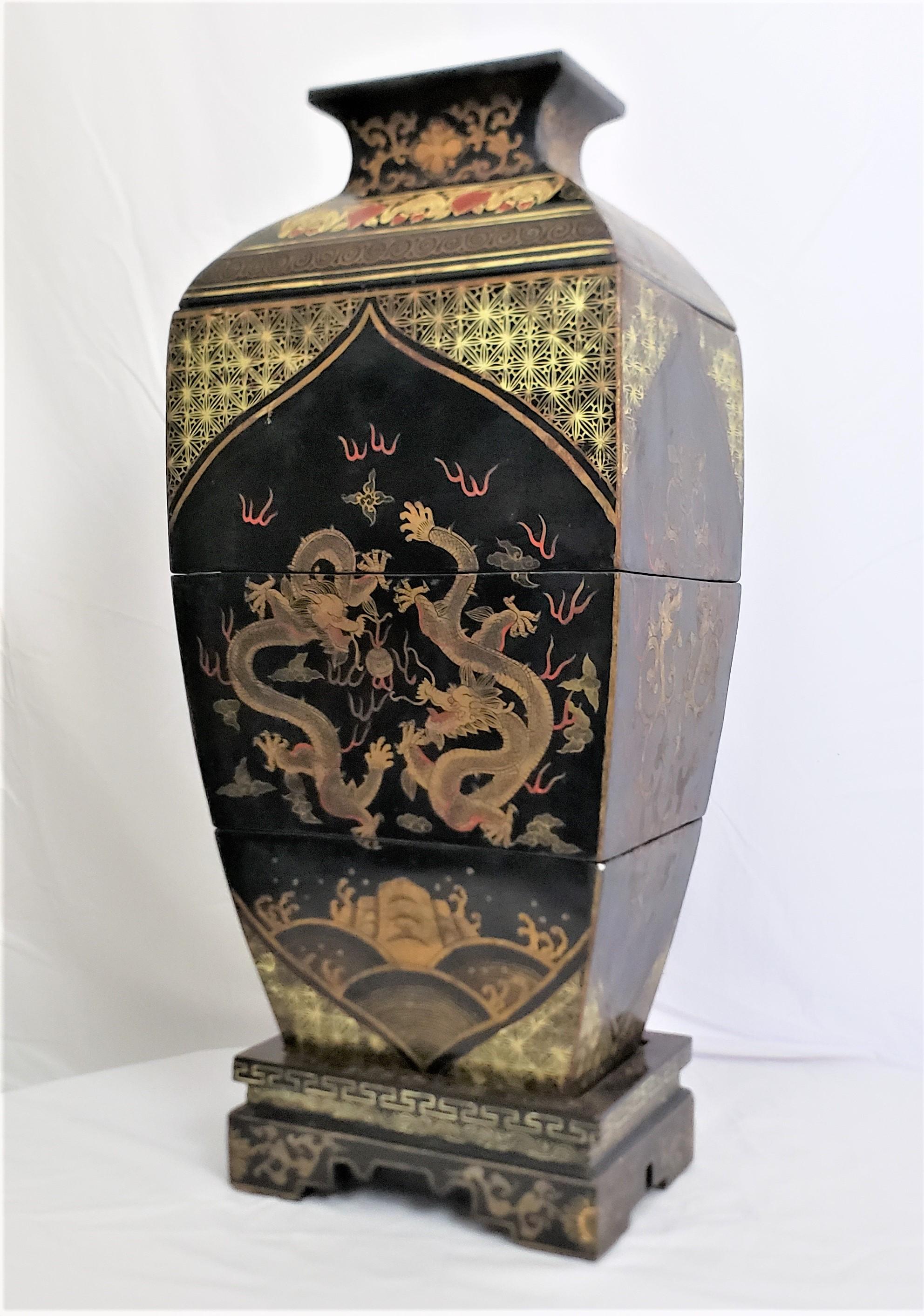 Dieses antike, lackierte Stapelbox-Set ist unsigniert, stammt aber vermutlich aus China aus der Zeit der frühen Republik um 1920 und ist im chinesischen Exportstil gehalten. Das Set besteht aus einem Sockel und einem Deckel sowie drei ineinander
