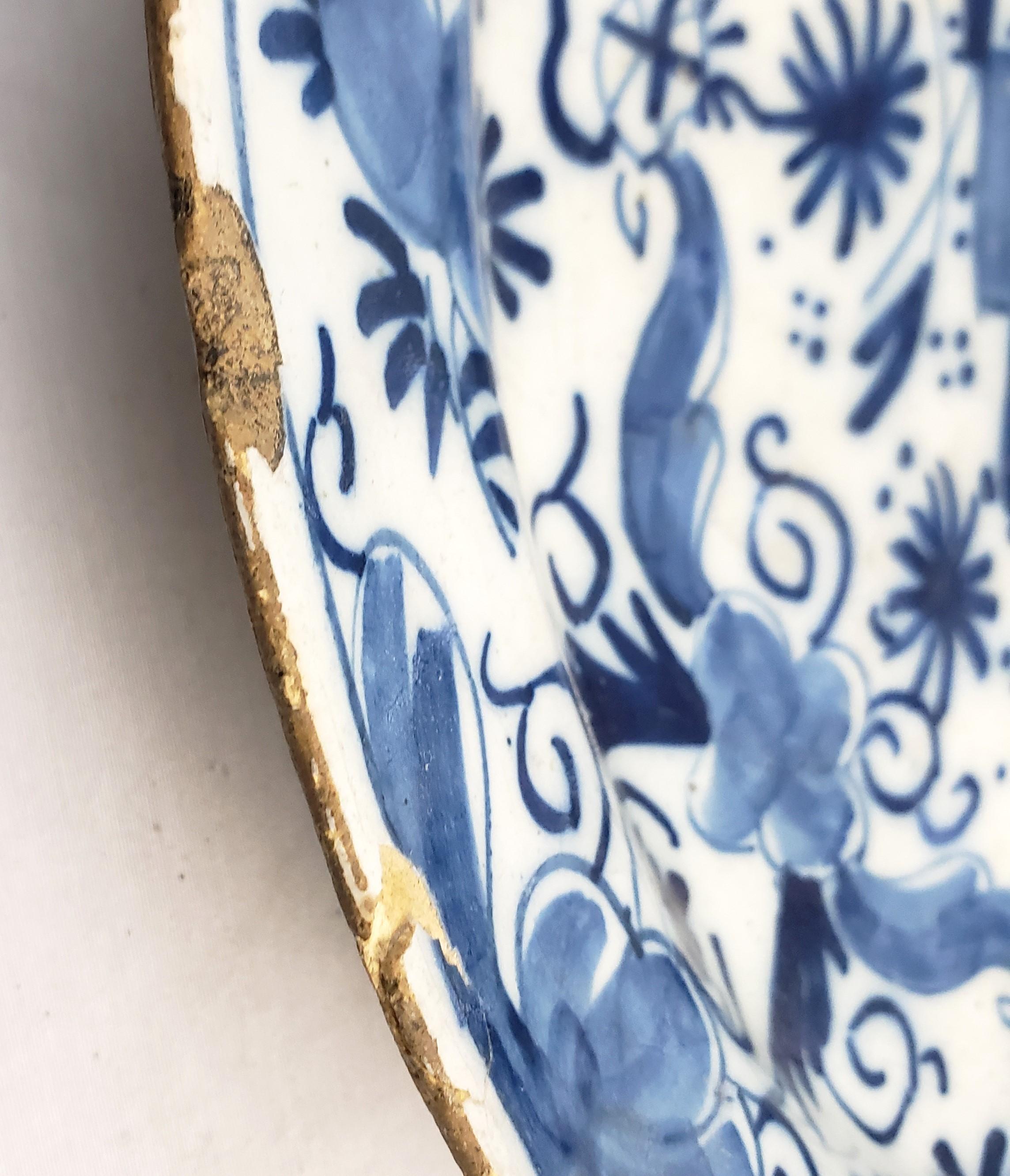 Antike frühe Delfter Porzellanschale mit stilisierter Blumendekoration (Keramik) im Angebot