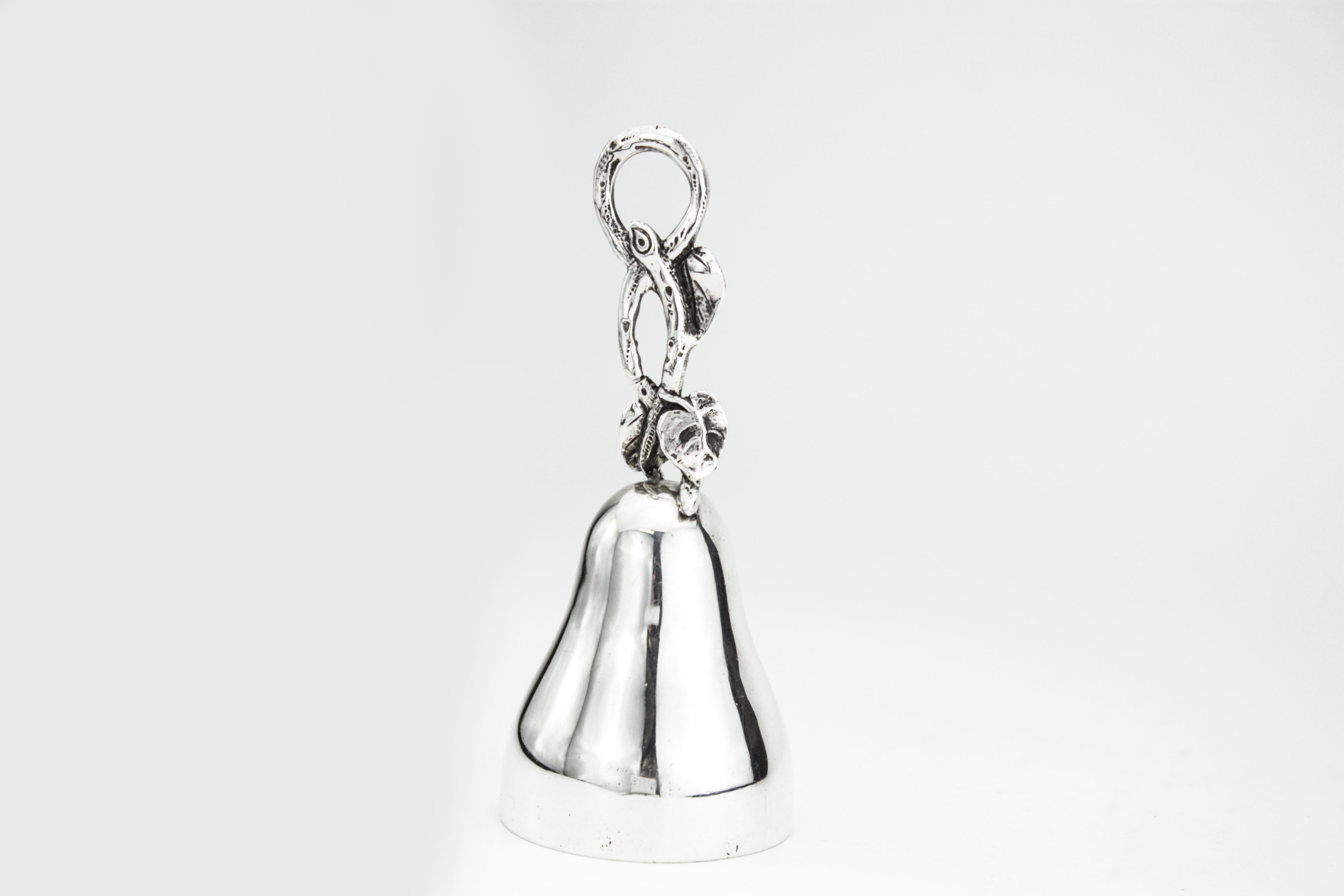 Antique early Edwardian silver table bell
Made in England, London, 1901
Maker: Holland, Aldwinckle & Slater (Thomas Alfred Slater, Walter Brindsley Slater & Henry Arthur Holland)
Fully hallmarked.

Dimensions: Diameter 5 cm x height 11.5