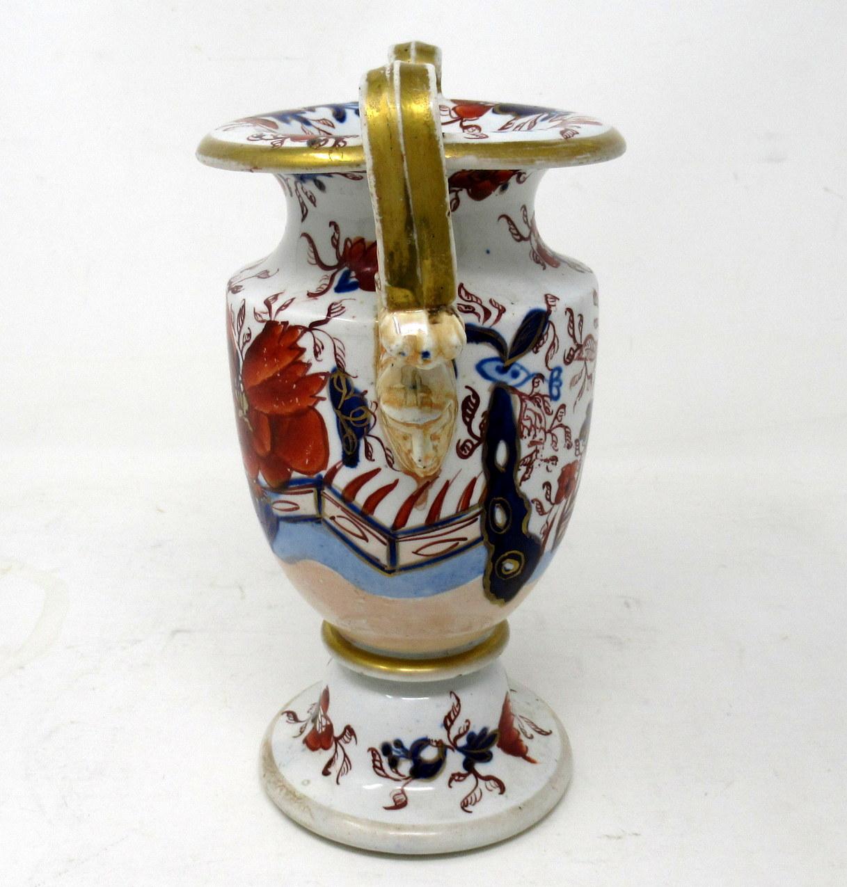 Anglais Ancien vase urne en pierre de fer Masons de style chinoiserie anglaise du début de l'ère, motif de clôture en vente