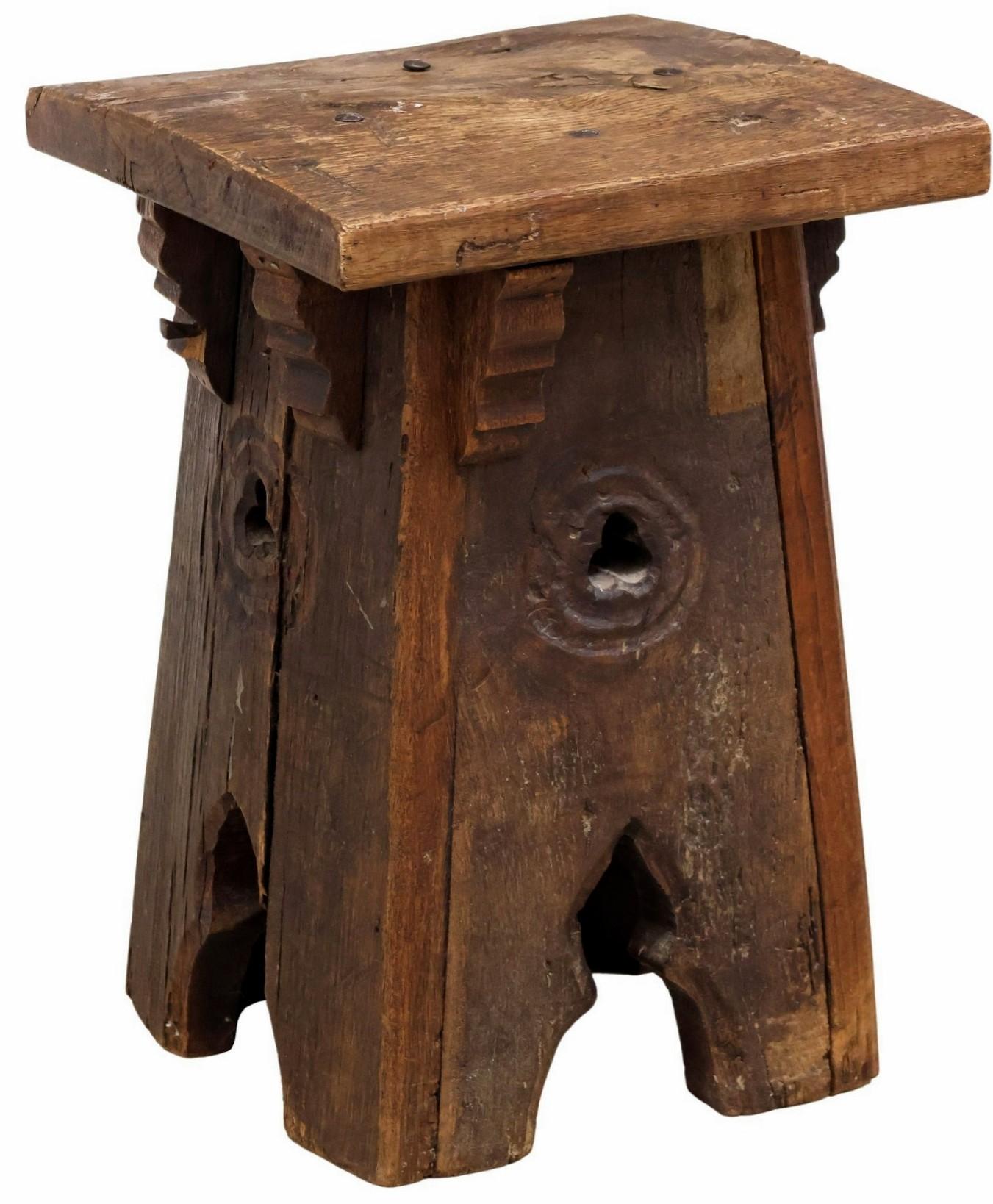 Français Ancienne table tabouret en chêne sculpté gothique français Table d'appoint Support de plantes en vente