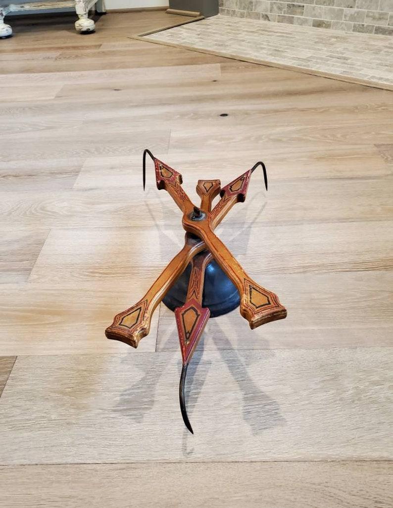 Un dispositivo de juego de rueda de hilar con triple huso de madera, excepcionalmente escaso, de finales del siglo XIX / principios del XX. 

Se cree que es un prototipo o para un modelo similar menos conocido del importante, muy raro e inusual
