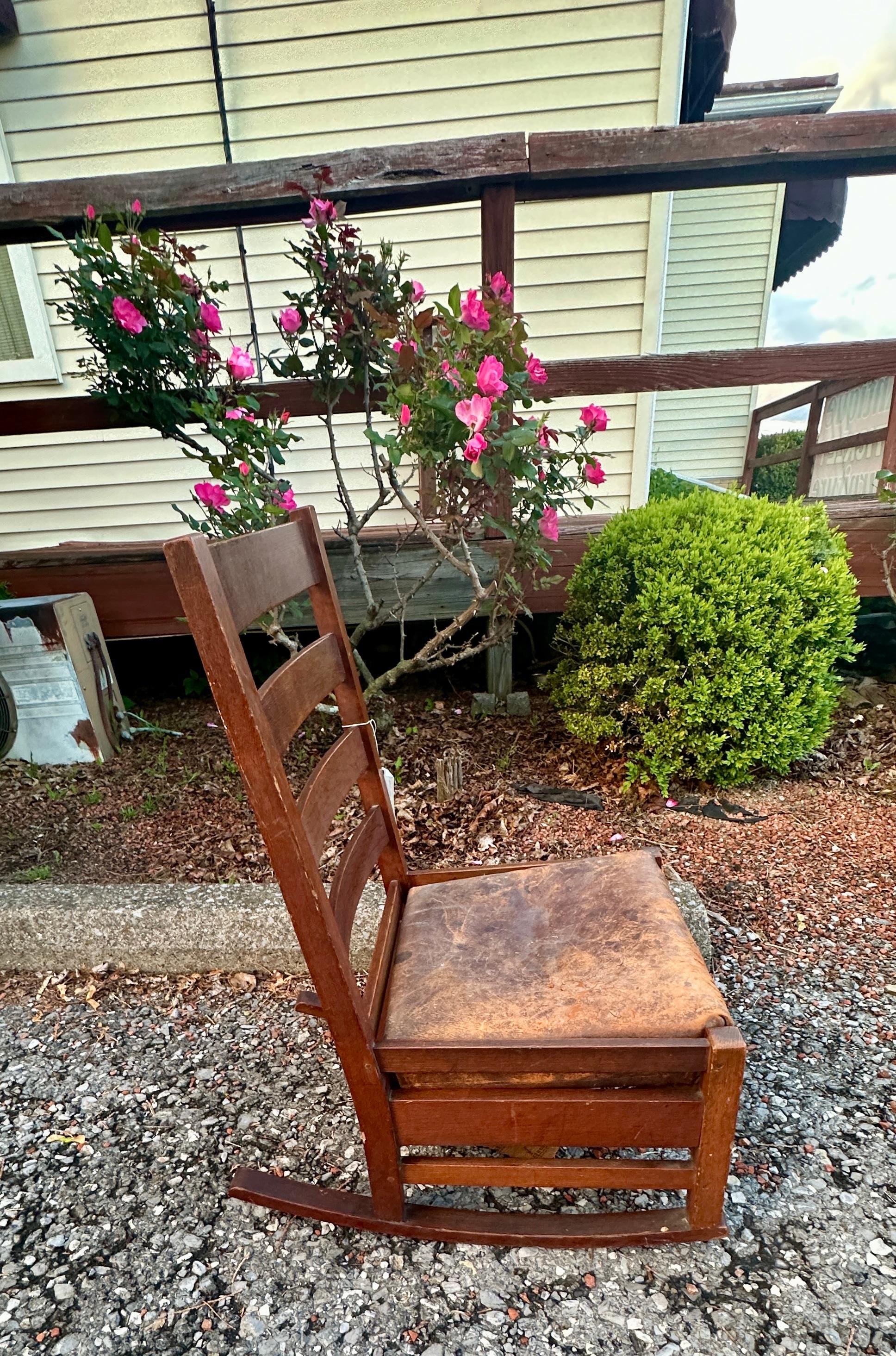 SIGHNED Early Gustav Stickley Rocker( with a Decal ) with Original Leather w2648 im Angebot 5
